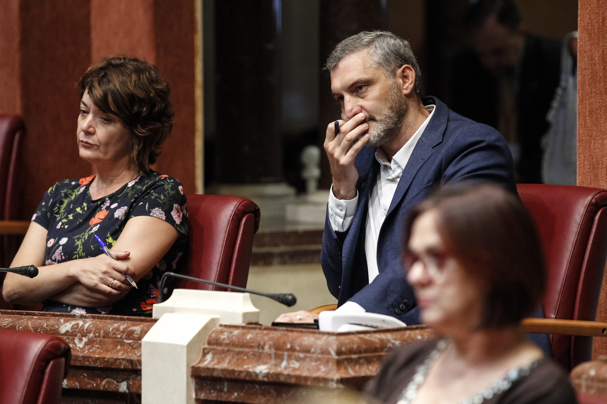 Los diputados de Podemos, Oscar Urralburu y María Giménez, durante la intervención del candidato