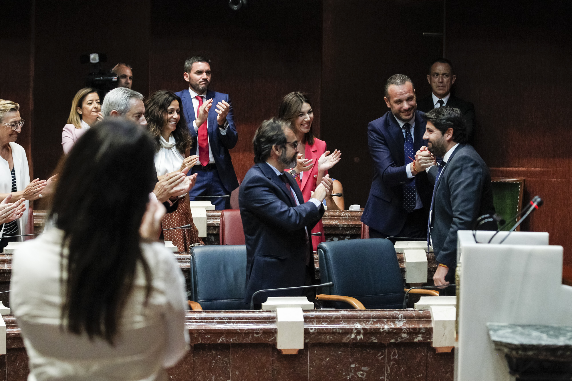 El candidato a la Presidencia de la Comunidad Autónoma, Fernando López Miras, recibe el aplauso de sus compañeros del Grupo Popular, tras su intervención