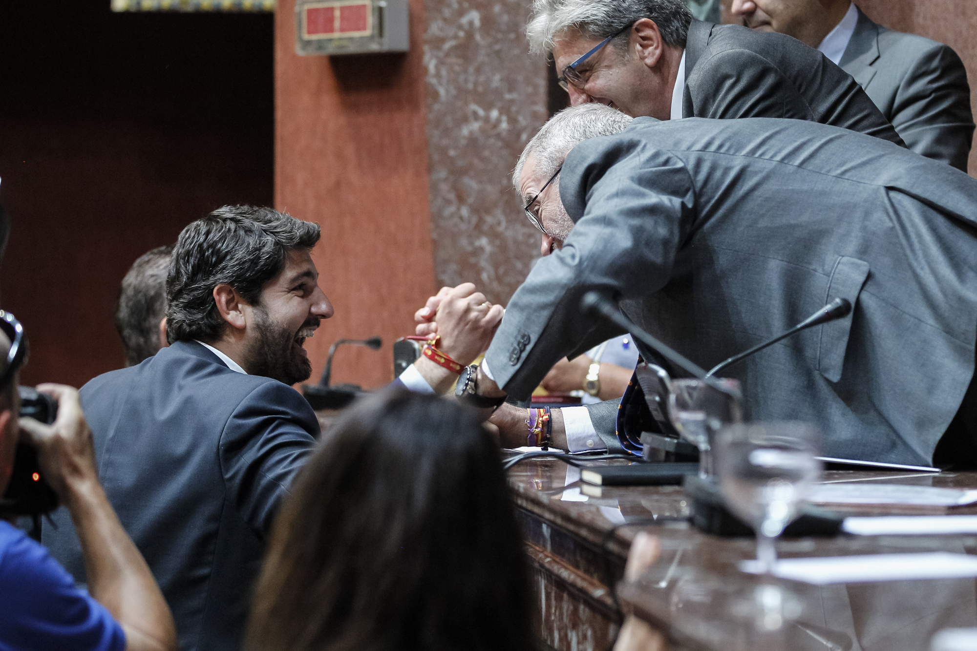 El candidato recibe la felicitación del presidente de la Asamblea, Alberto Castillo