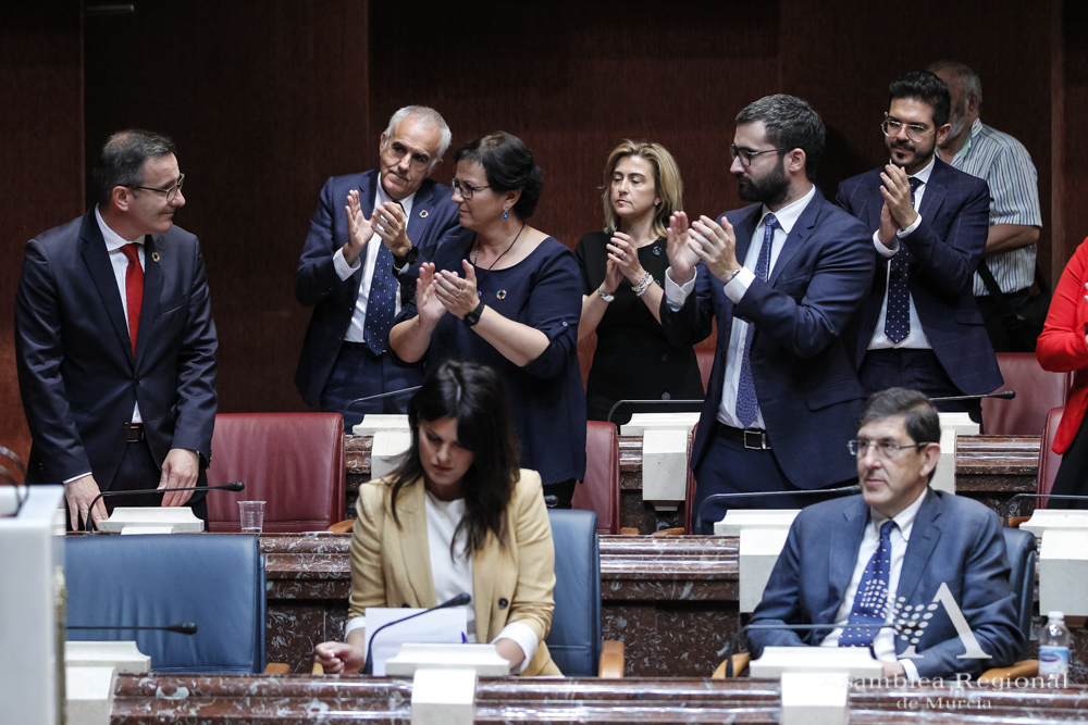 Diputados socialistas aplauden a su portavoz, Diego Conesa, tras su intervención