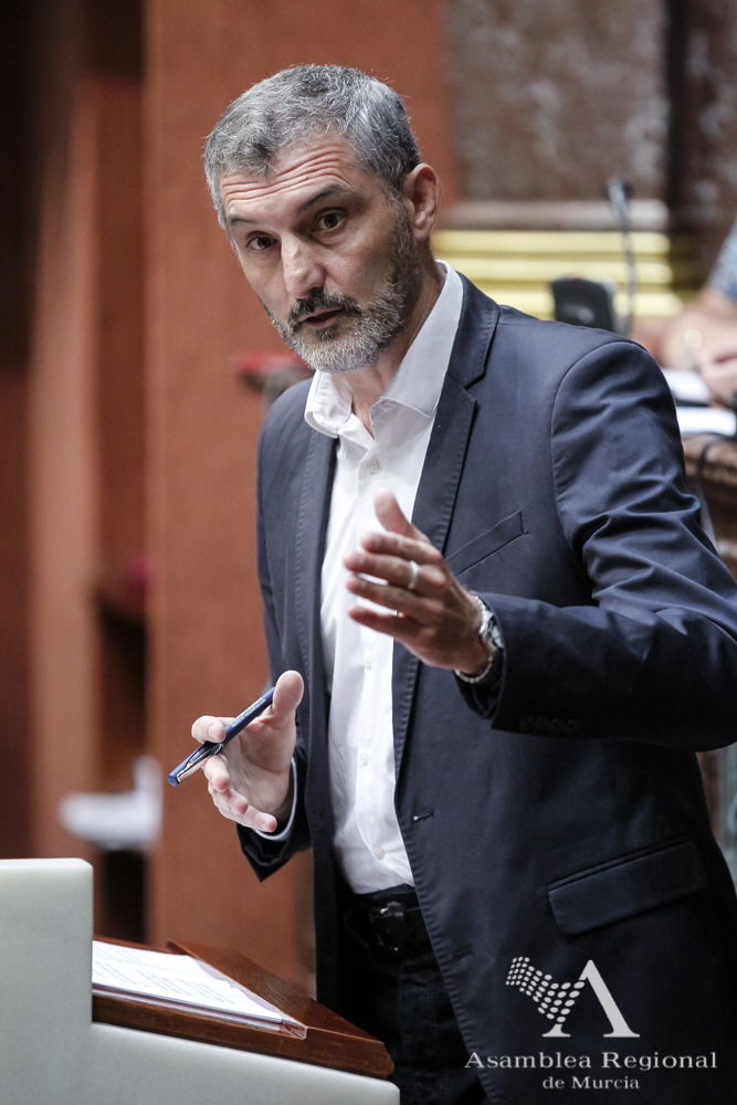 Oscar Urralburu, diputado de Podemos y portavoz del Grupo Mixto, en la sesión de hoy