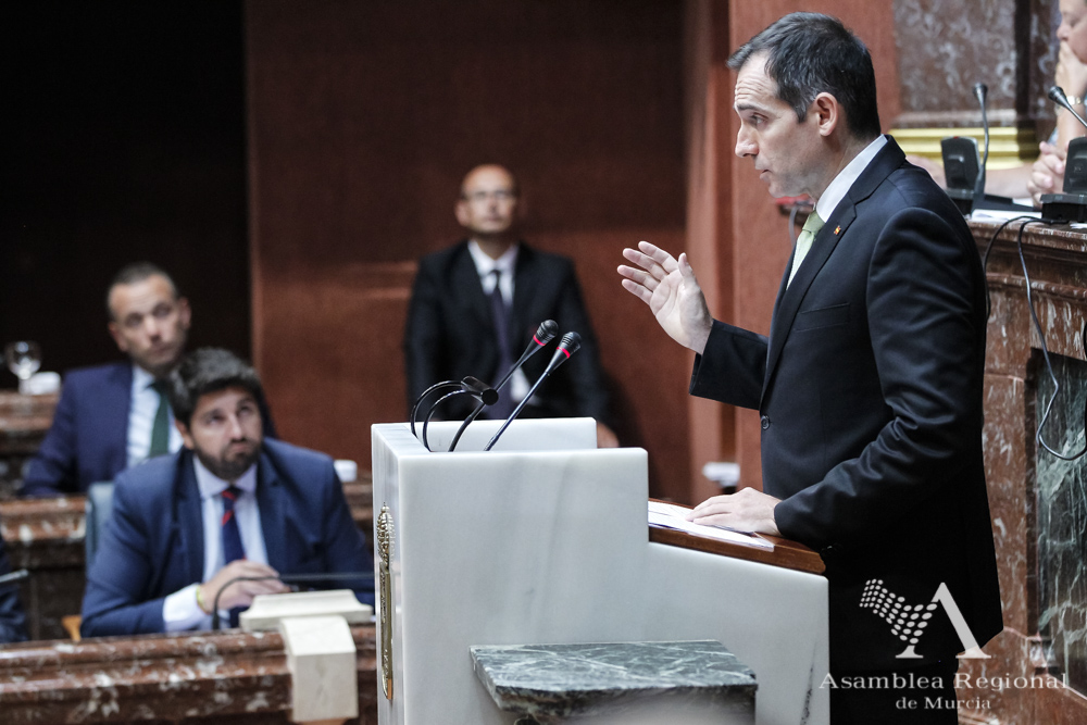 Juan José Liarte, portavoz del Grupo Parlamentario de Vox, interviene ante la atenta mirada de López Miras