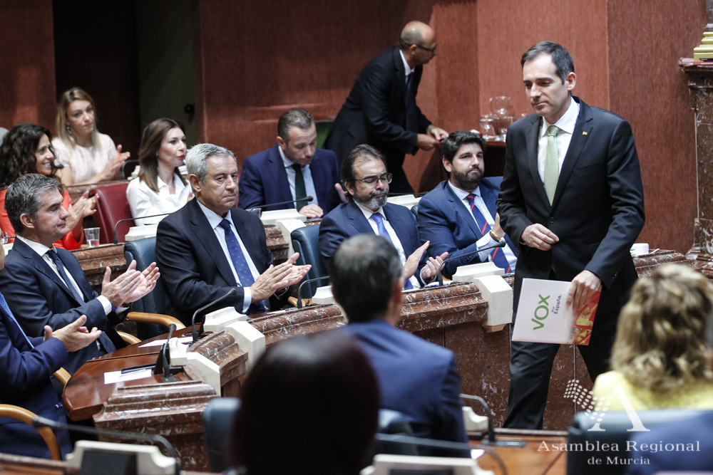 El portavoz de Vox, Juan José Liarte, se dirige a su escaño, tras finalizar su intervención