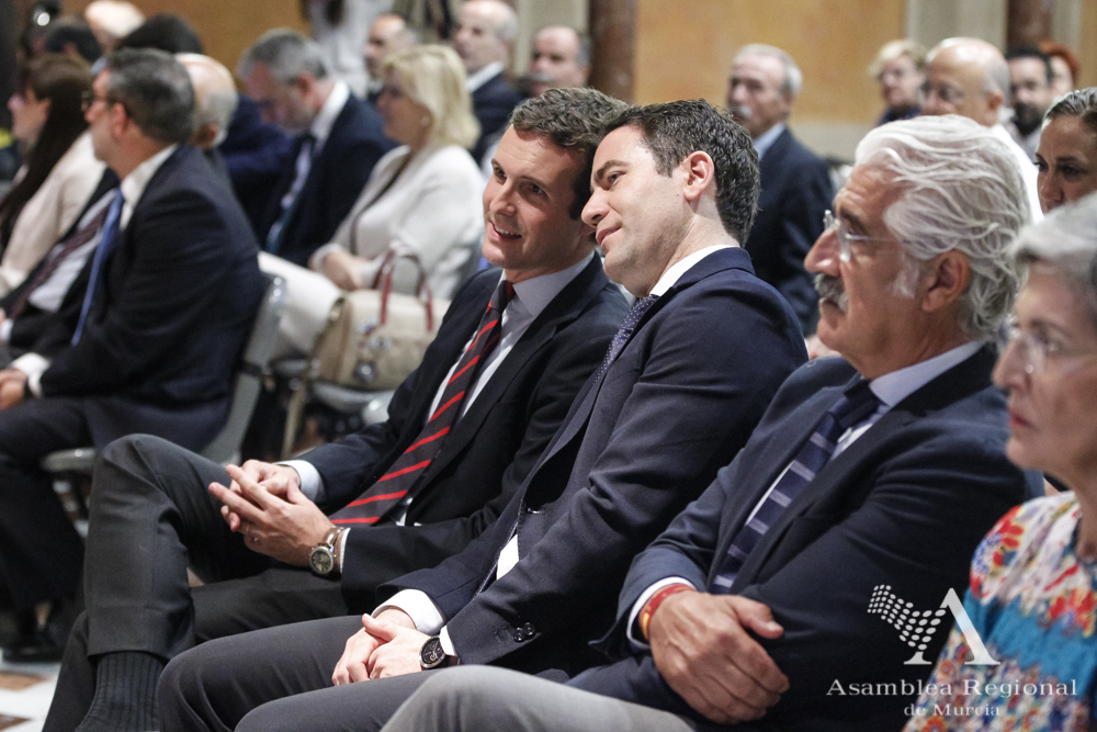 Pablo Casado, presidente del Partido Popular, y Teodoro García Egea, secretario general, durante el Debate de Investidura de López Miras