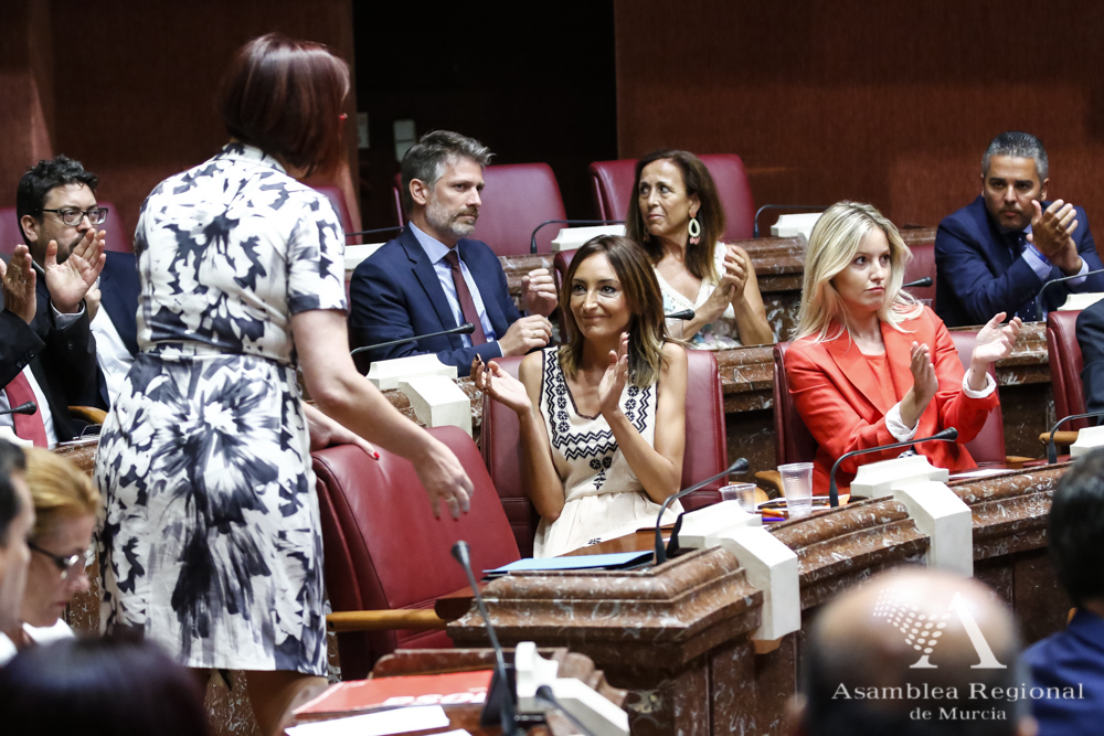 La portavoz de Ciudadanos Partido de la Ciudadanía es aplaudida por sus compañeras de escaño tras su intervención