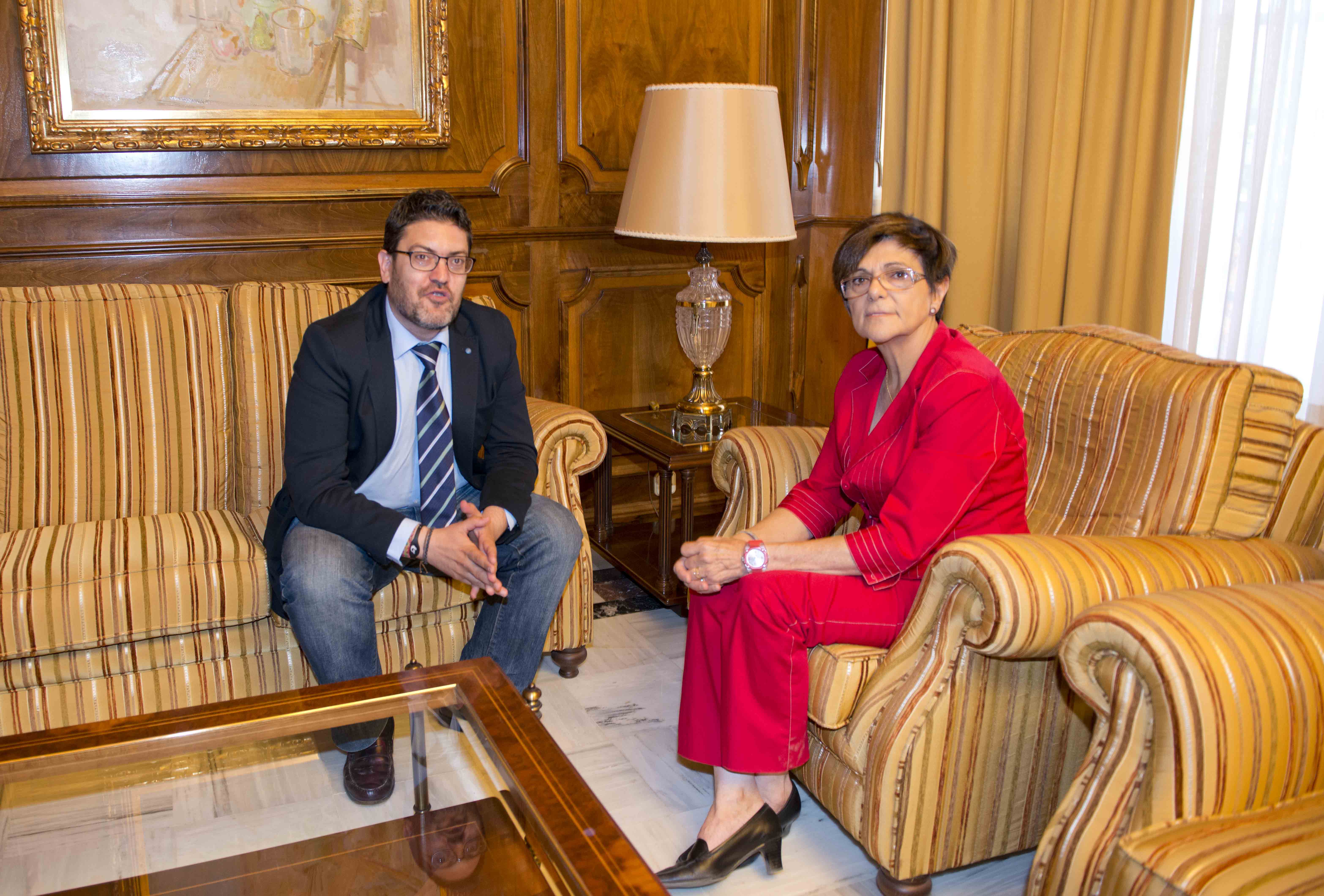 La presidenta de la Asamblea, Rosa Peñalver, con el portavoz del Grupo Parlamentario Ciudadanos Partido de la Ciudadanía, Miguel Sánchez, en junio de 2015