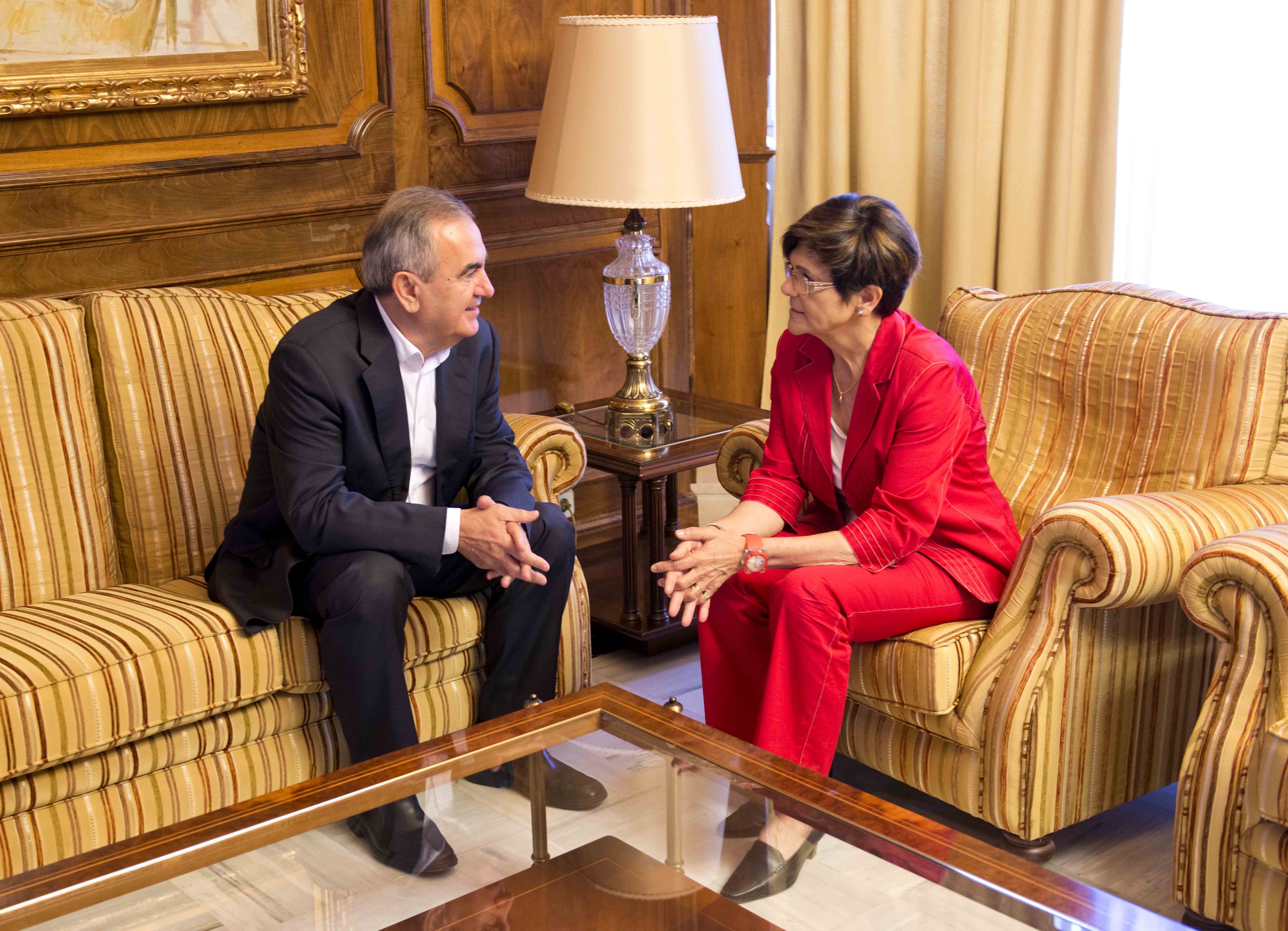 Rosa Peñalver, presidenta de la Asamblea, con Rafael González, portavoz del Grupo Parlamentario Socialista