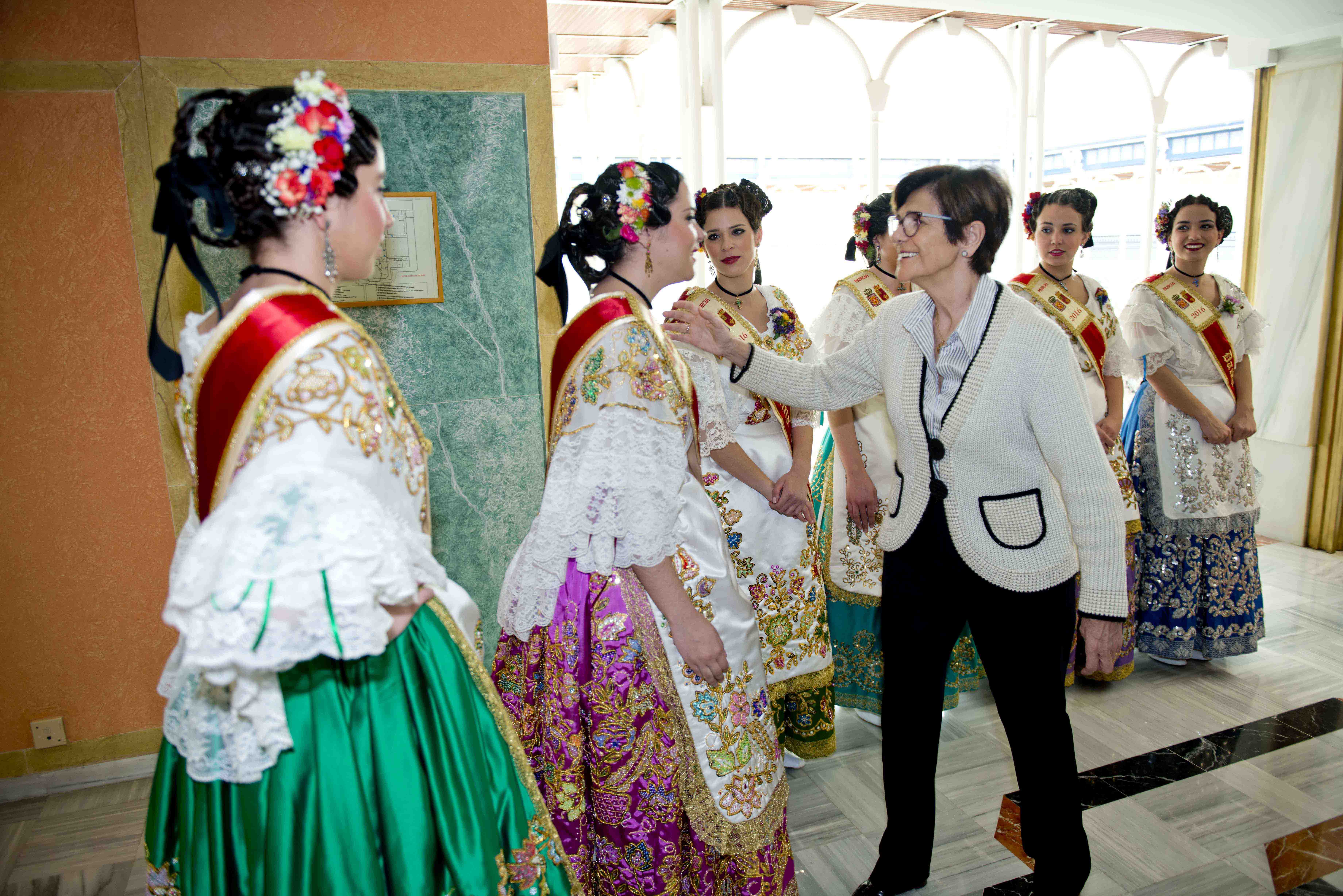 La Reina de la Huerta y su Corte de Honor visitan la Asamblea