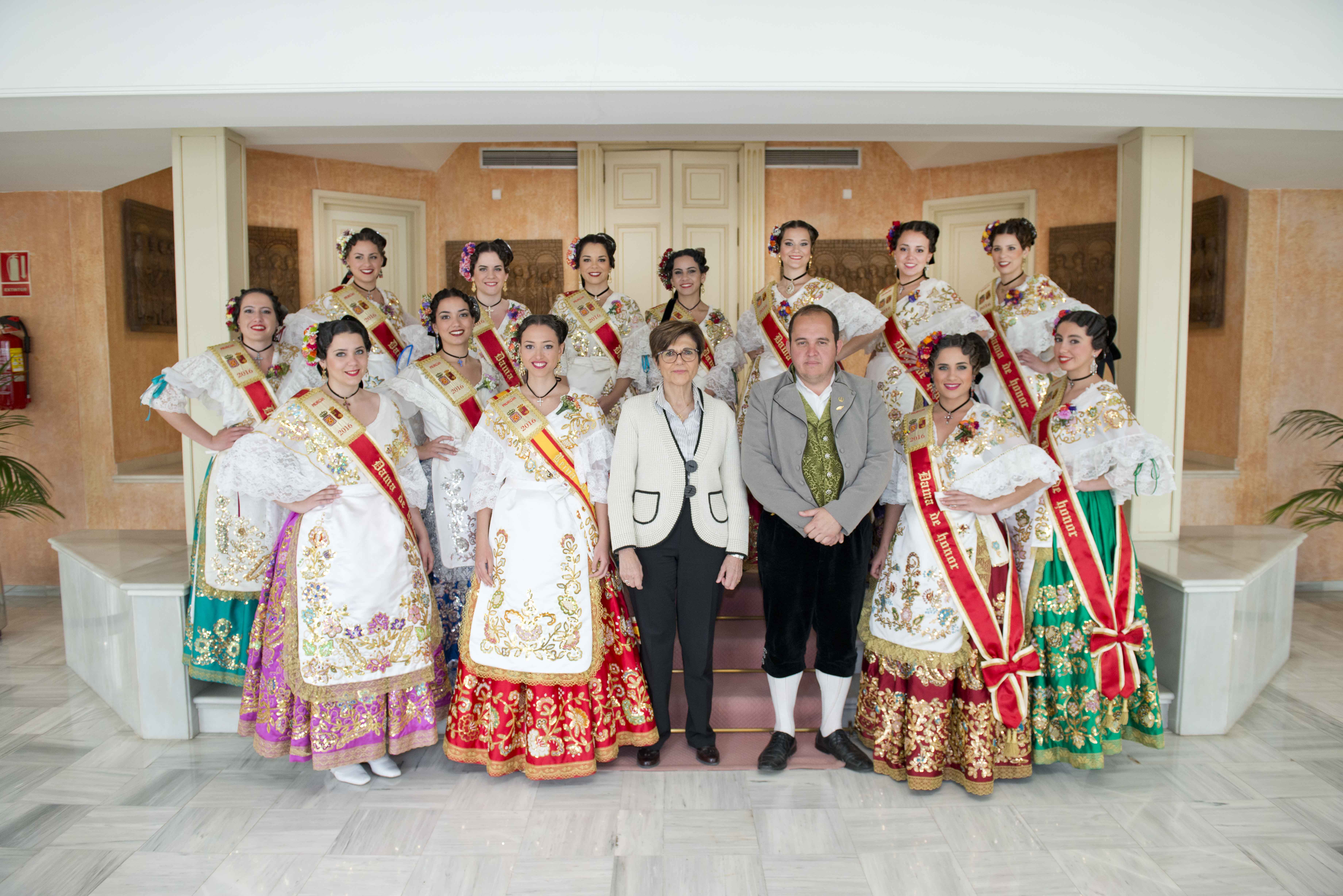 La Reina de la Huerta y su Corte de Honor visitan la Asamblea