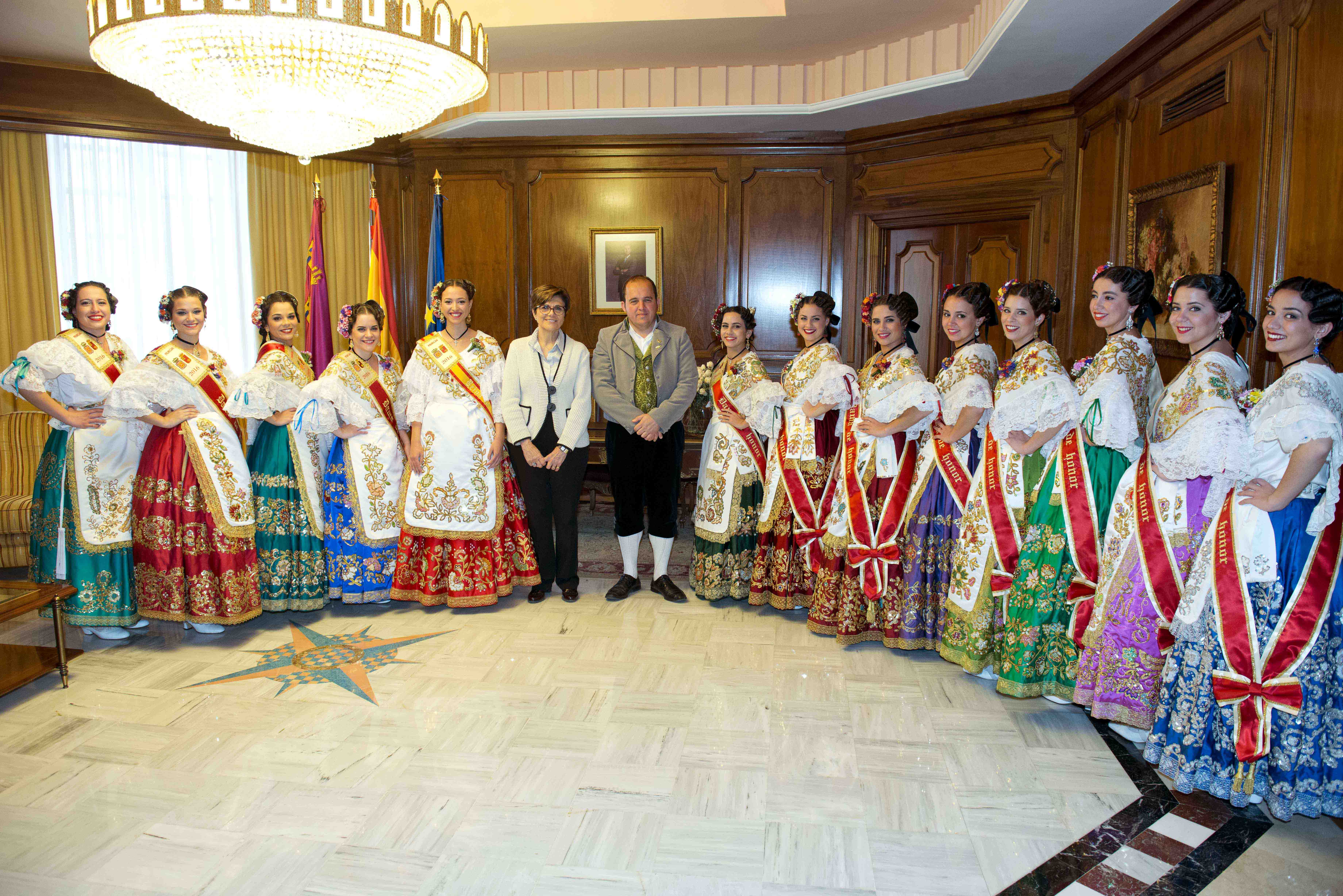La Reina de la Huerta y su Corte de Honor visitan la Asamblea