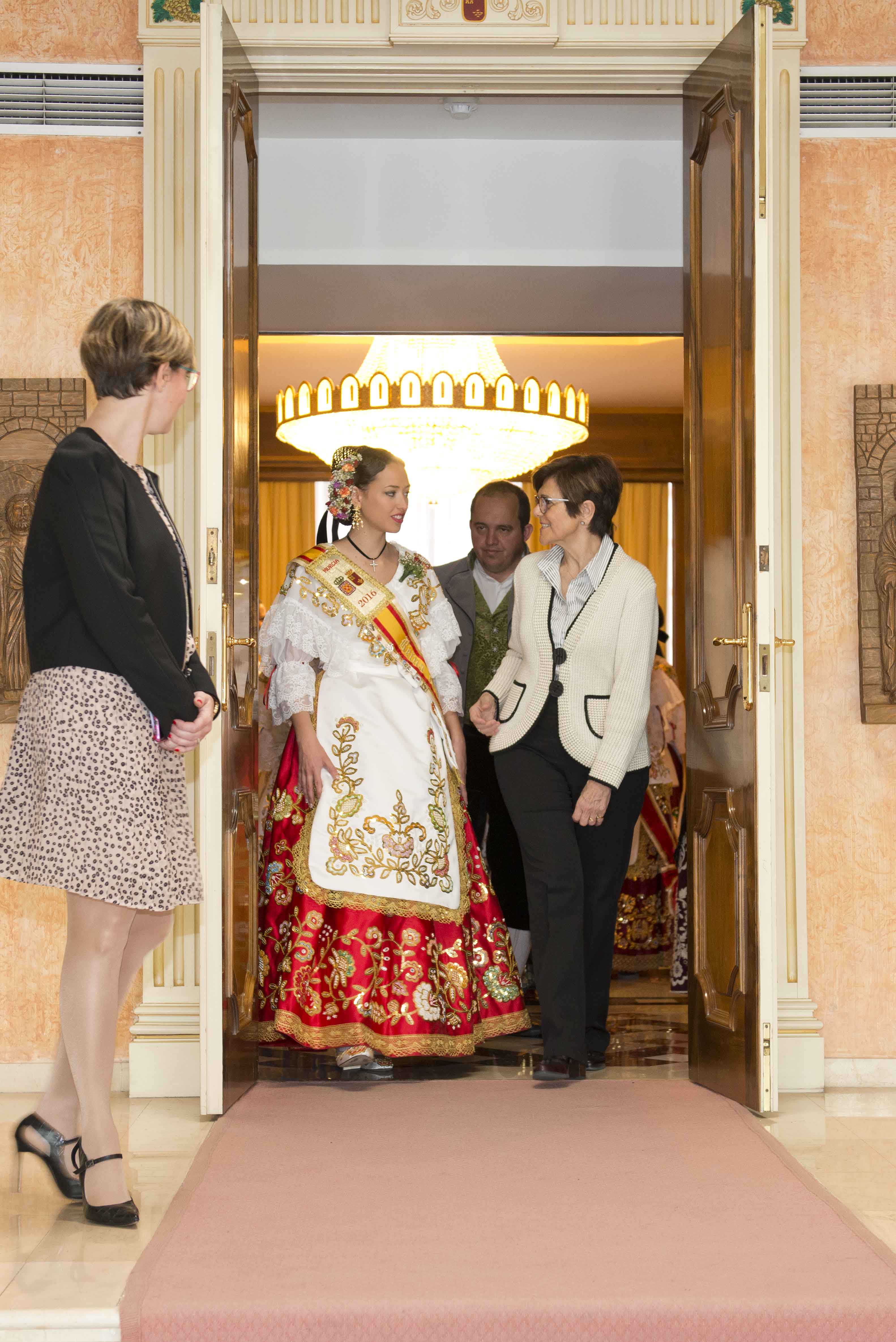 La Reina de la Huerta y su Corte de Honor visitan la Asamblea