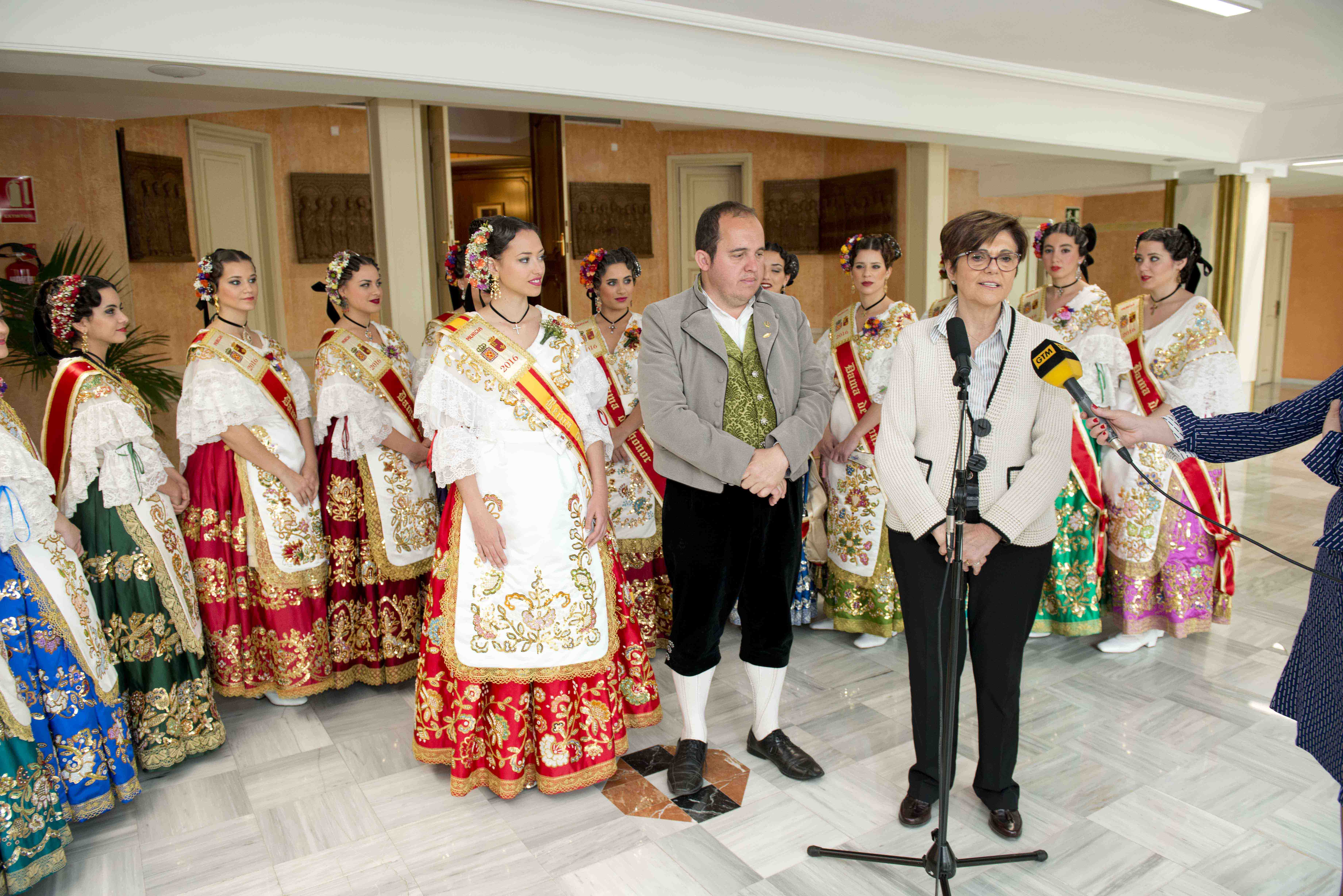 La Reina de la Huerta y su Corte de Honor visitan la Asamblea