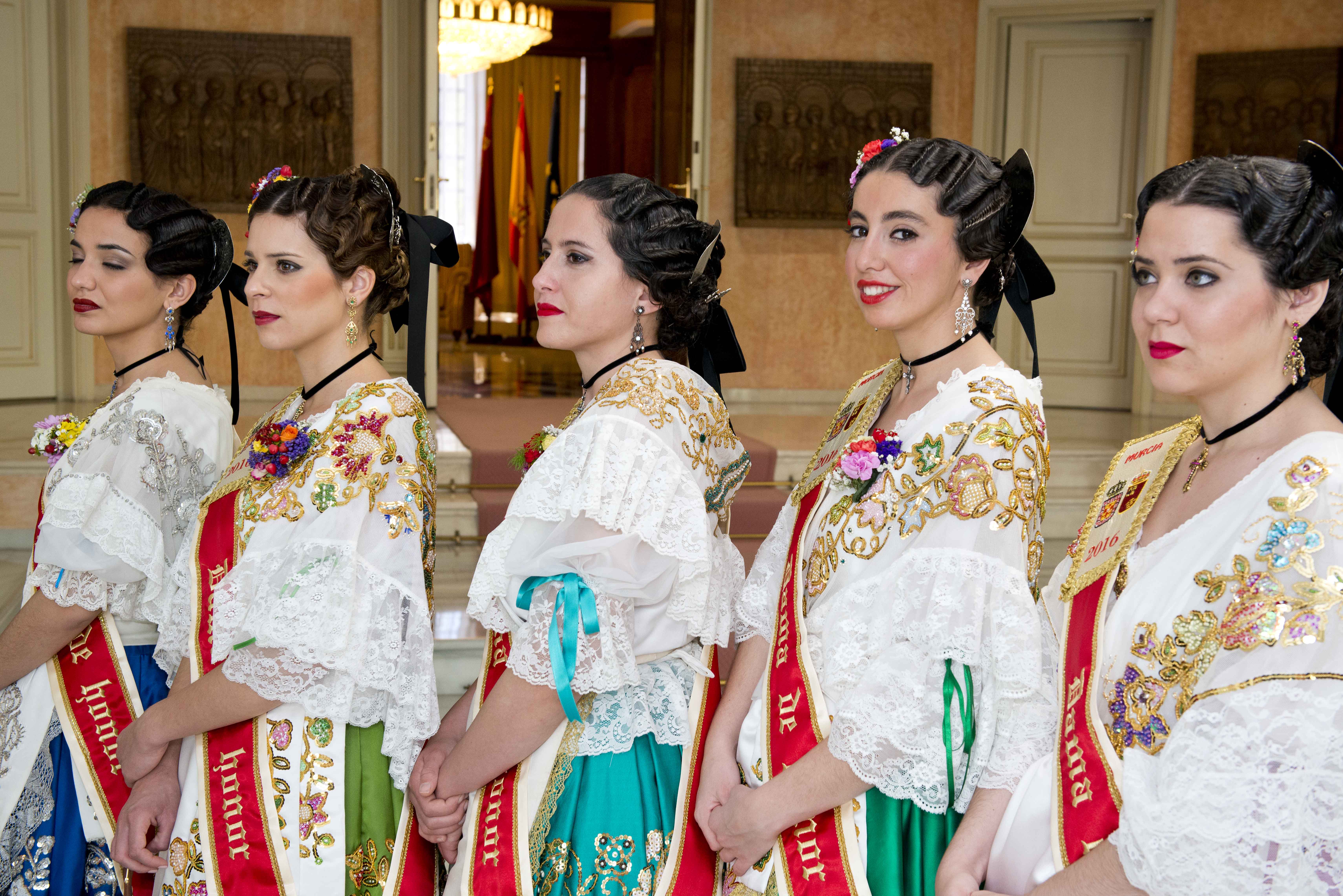 La Reina de la Huerta y su Corte de Honor visitan la Asamblea