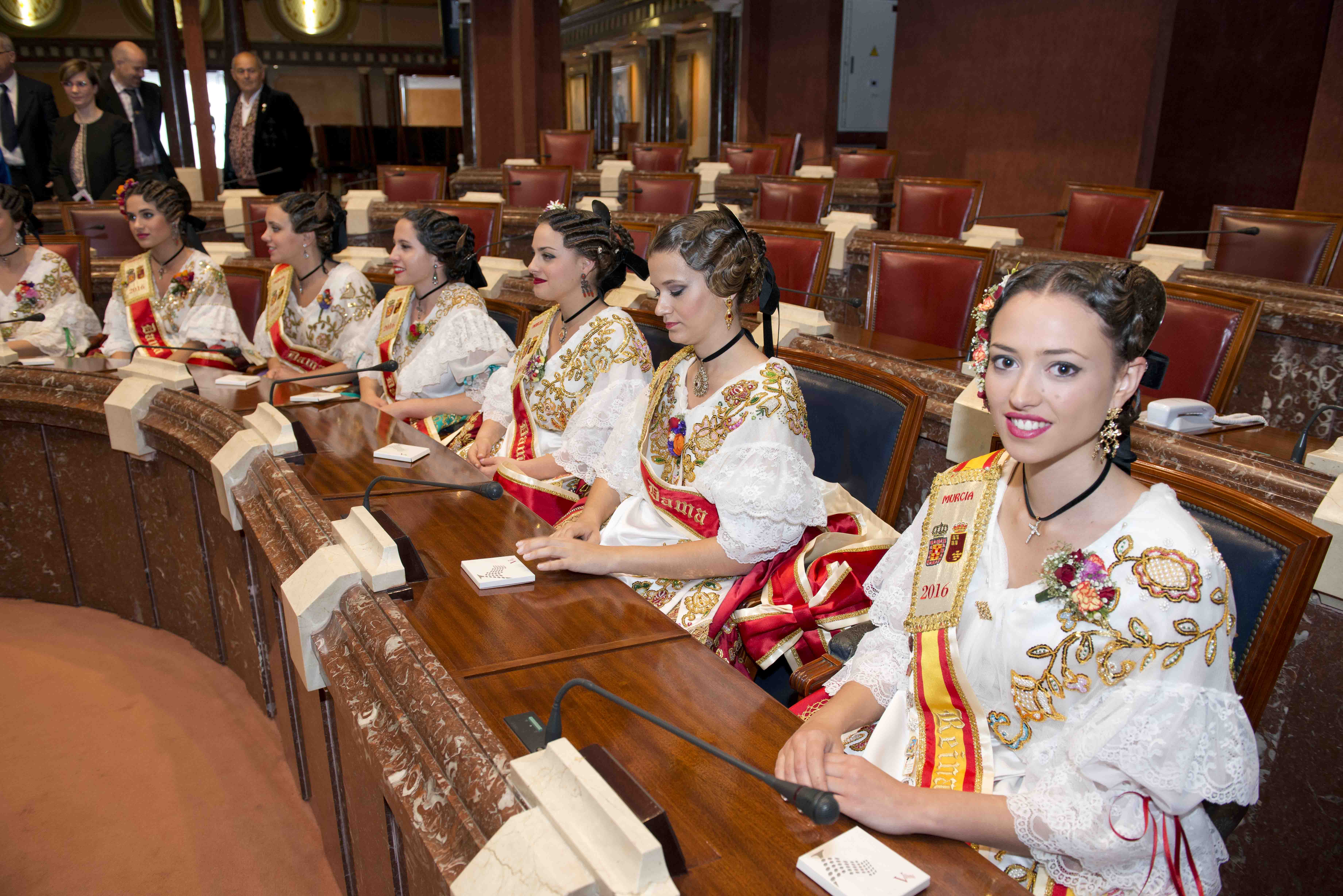 La Reina de la Huerta y su Corte de Honor visitan la Asamblea