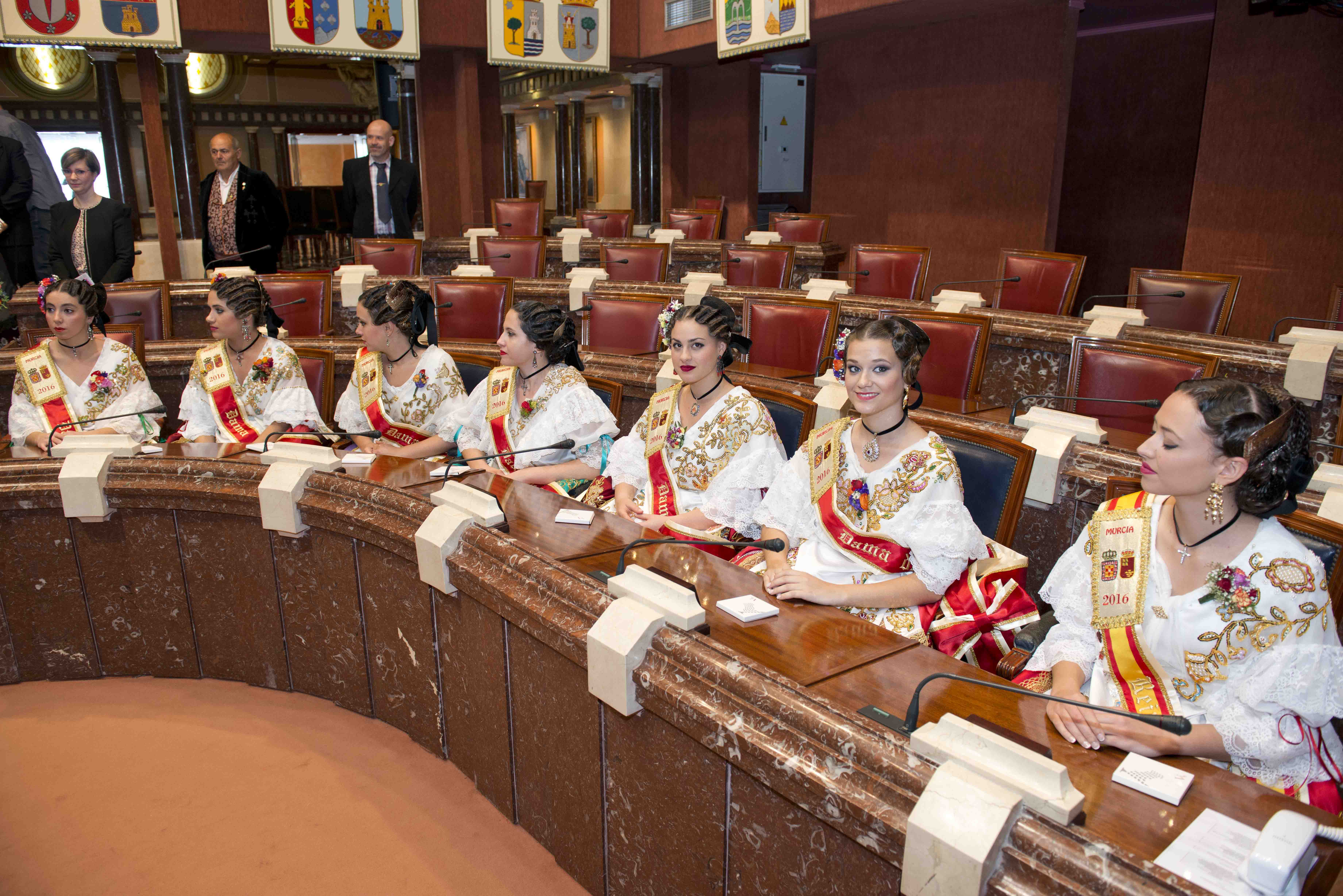 La Reina de la Huerta y su Corte de Honor visitan la Asamblea