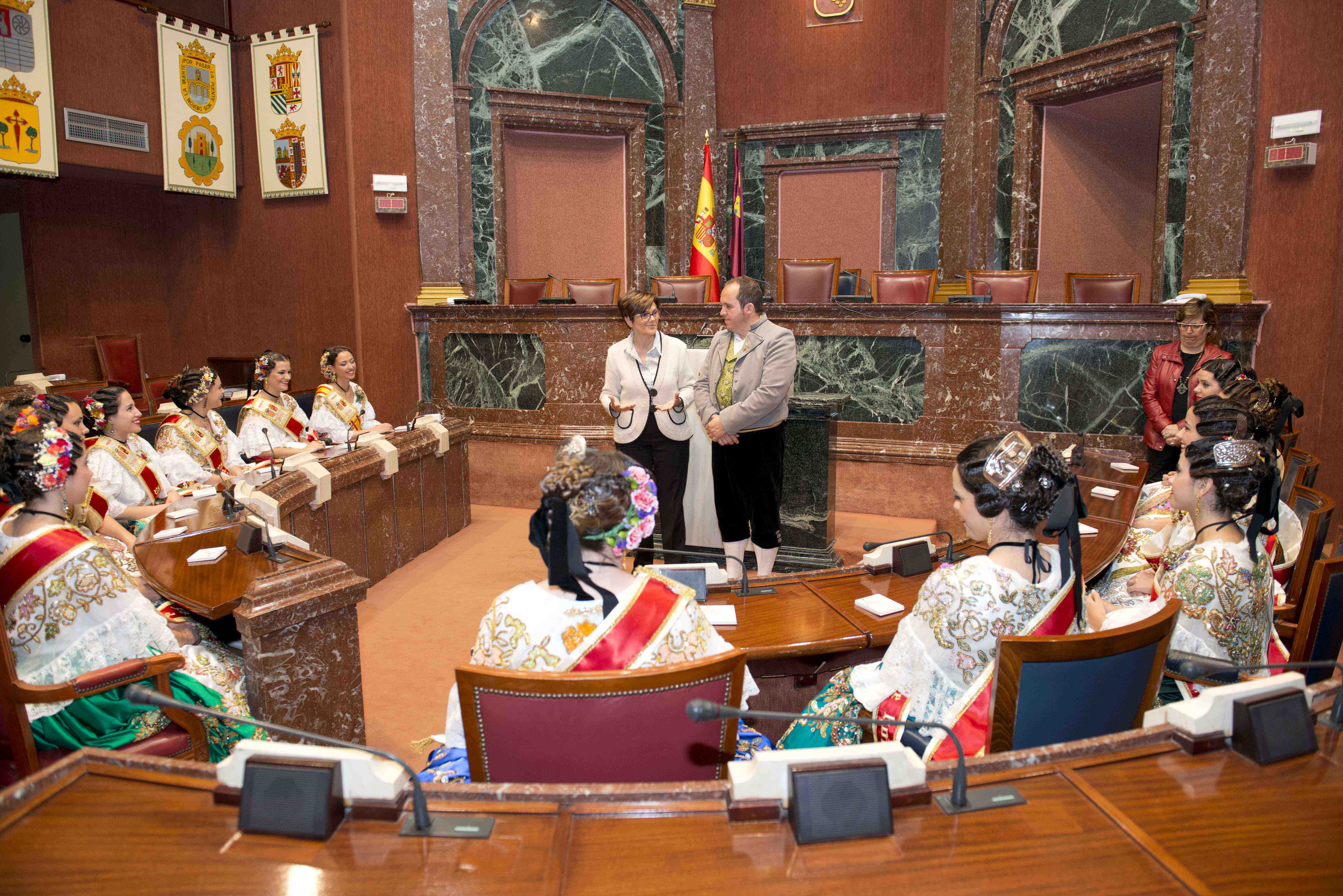 La Reina de la Huerta y su Corte de Honor visitan la Asamblea
