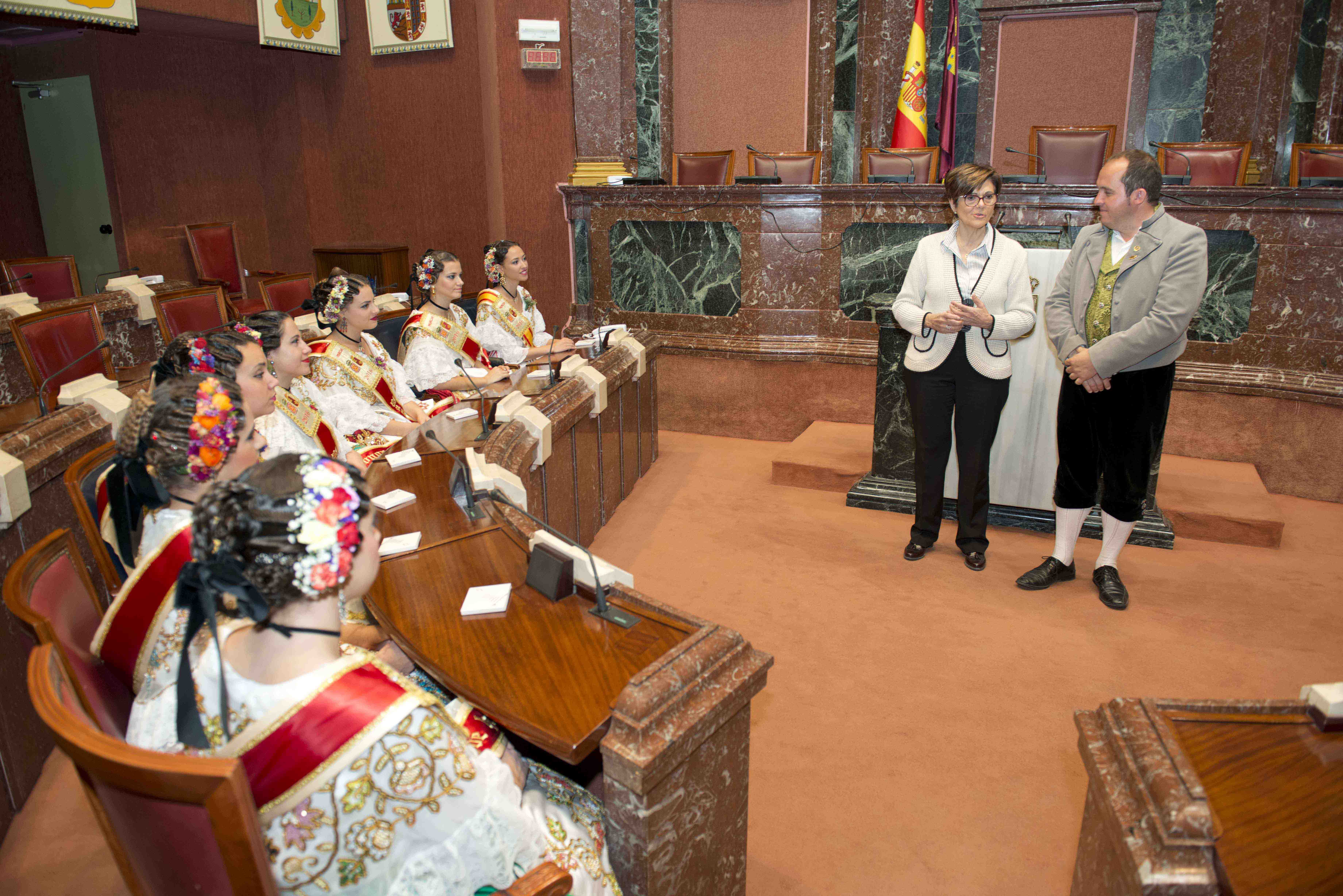 La Reina de la Huerta y su Corte de Honor visitan la Asamblea