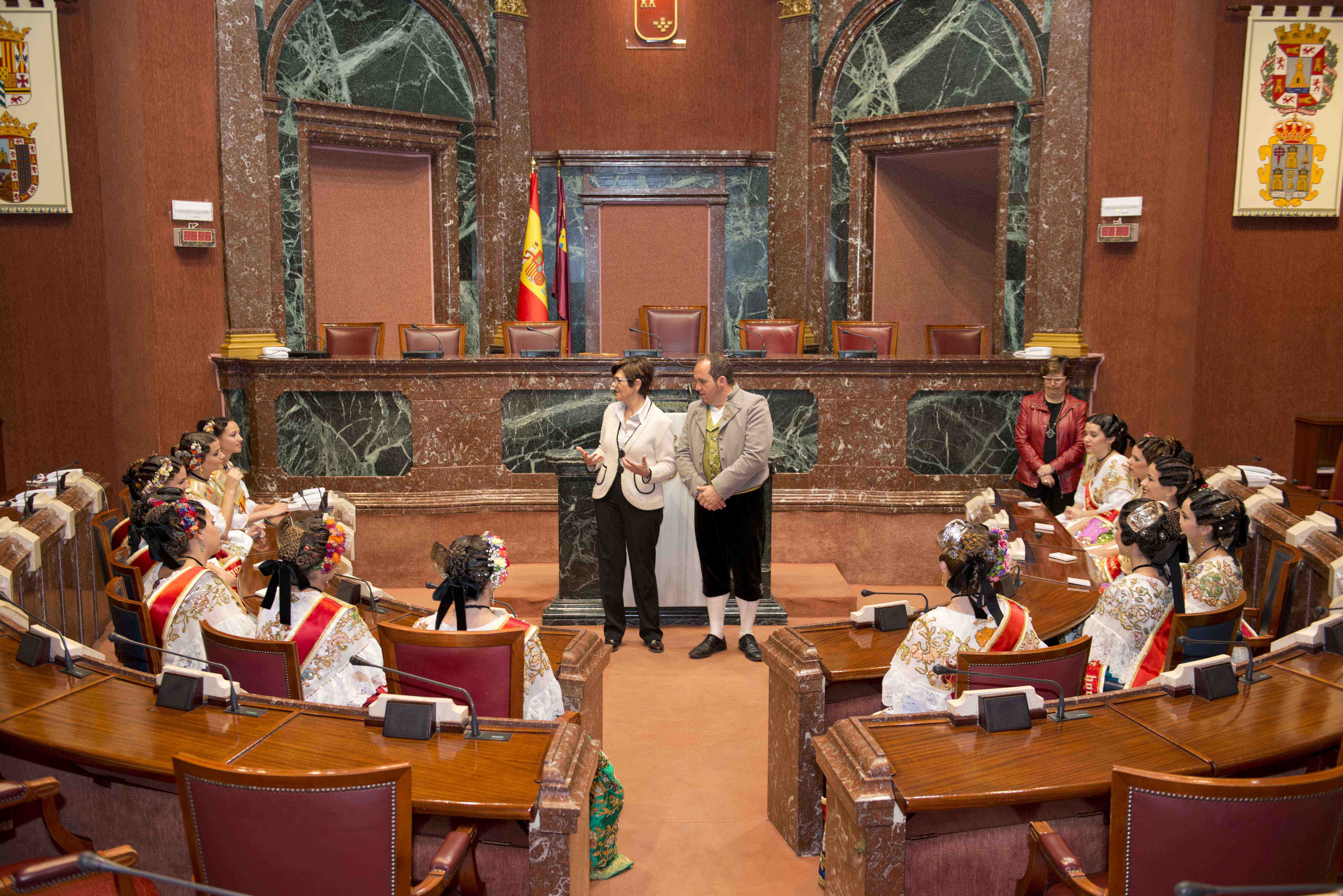 La Reina de la Huerta y su Corte de Honor visitan la Asamblea
