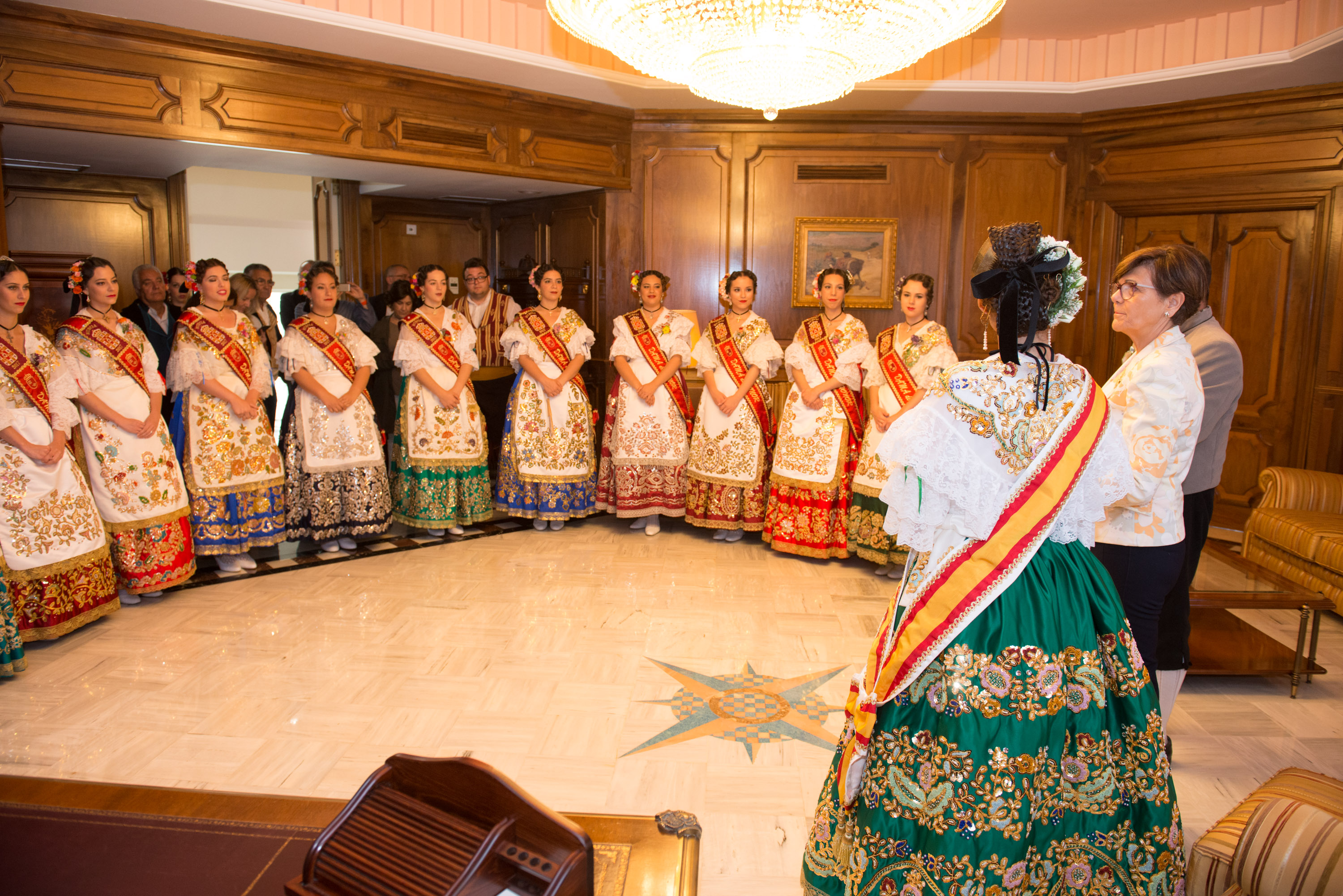 La Reina de la Huerta 2017, Paula Gómez Sandoval, y su Corte de Honor han visitado la Asamblea Regional de Murcia