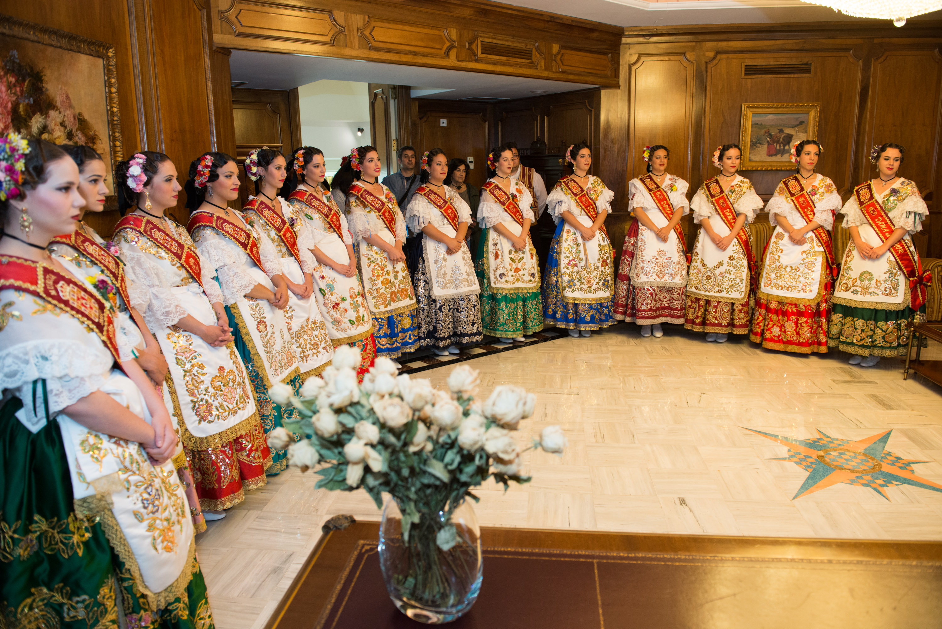 La Reina de la Huerta 2017, Paula Gómez Sandoval, y su Corte de Honor han visitado la Asamblea Regional de Murcia