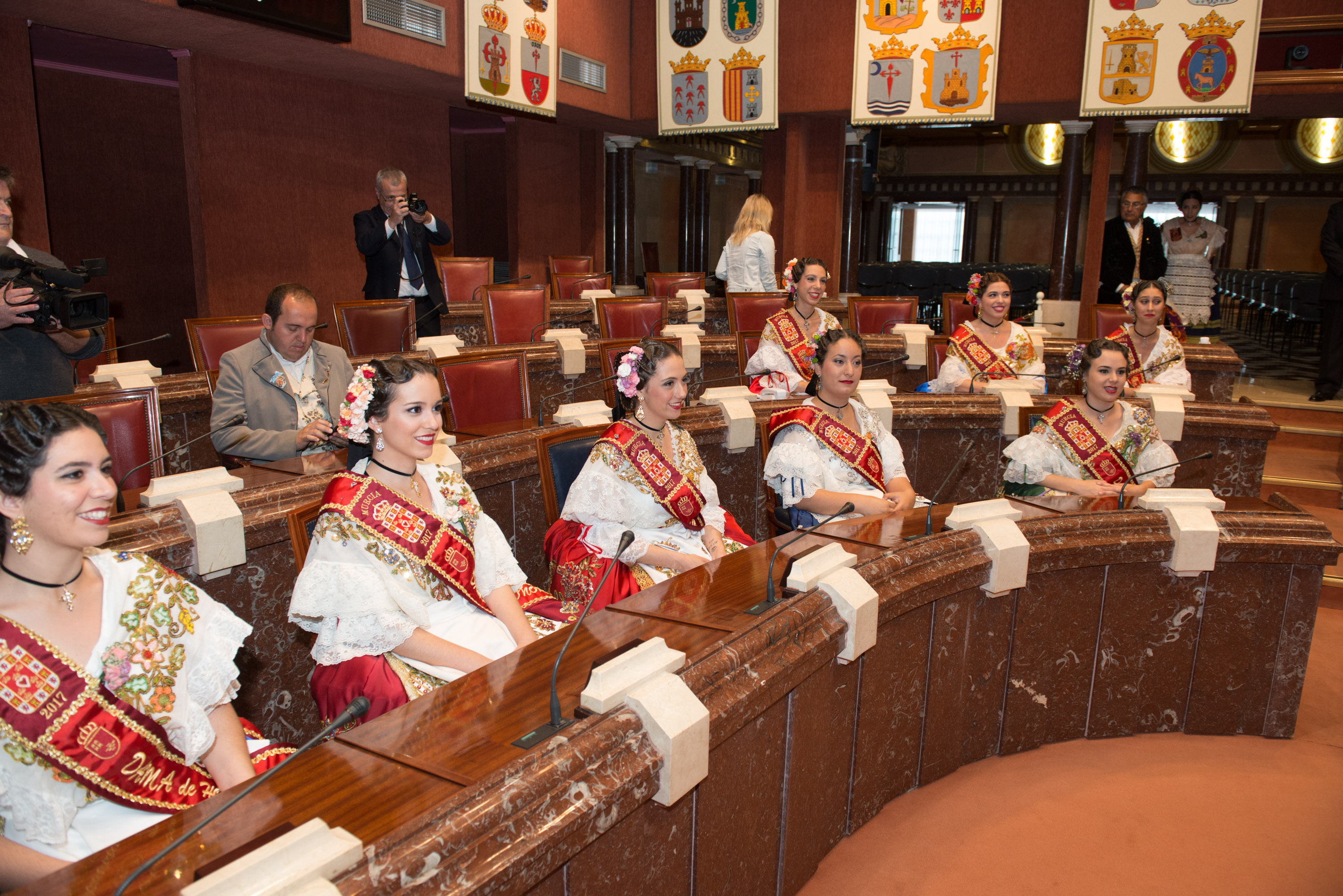 La Reina de la Huerta 2017, Paula Gómez Sandoval, y su Corte de Honor han visitado la Asamblea Regional de Murcia