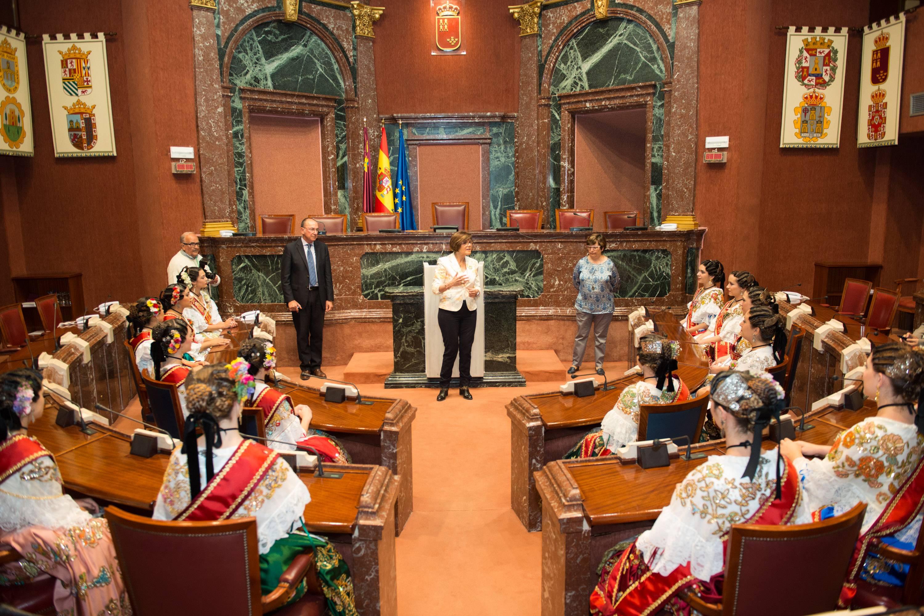 La Reina de la Huerta 2017, Paula Gómez Sandoval, y su Corte de Honor han visitado la Asamblea Regional de Murcia
