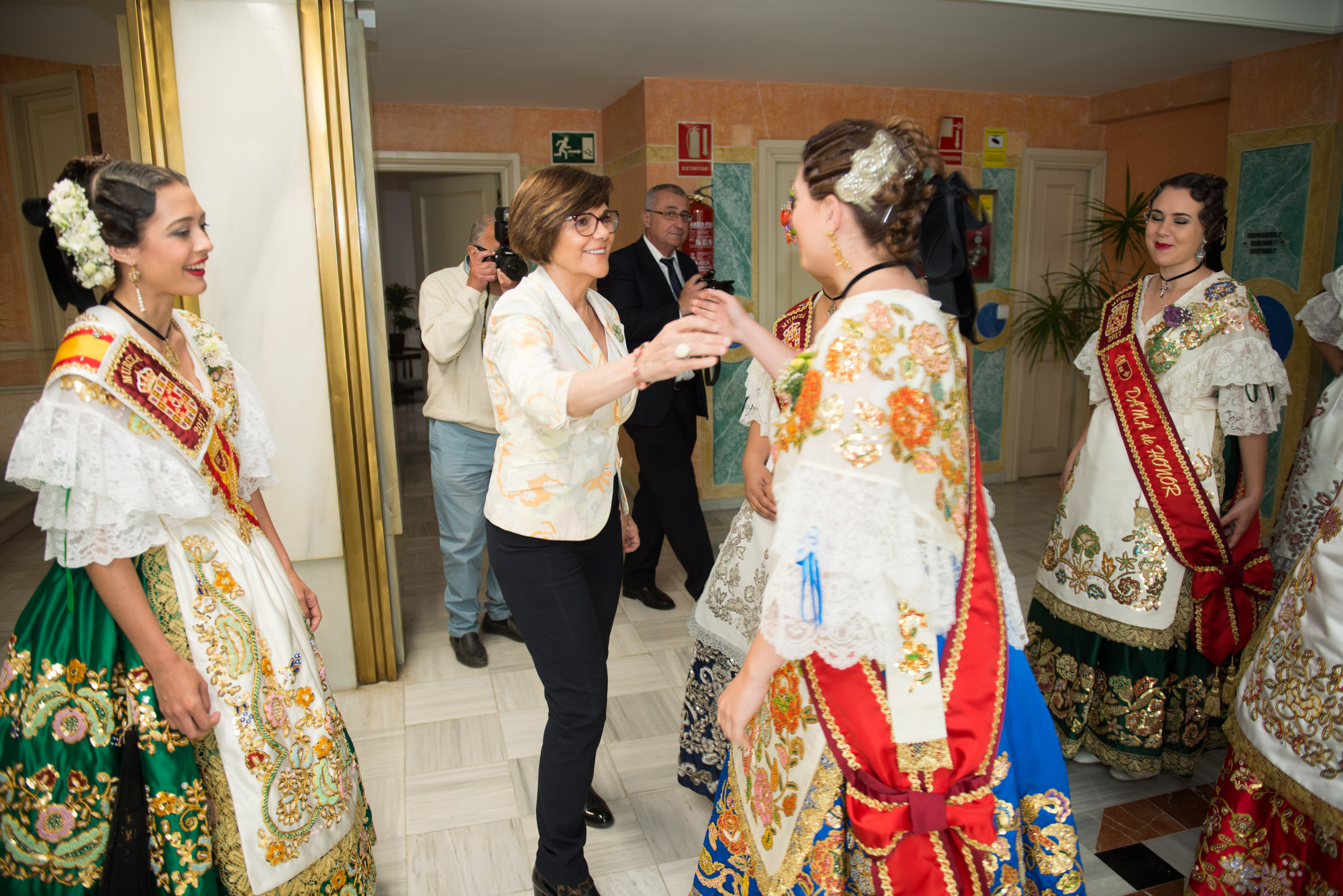 La Reina de la Huerta 2017, Paula Gómez Sandoval, y su Corte de Honor han visitado la Asamblea Regional de Murcia