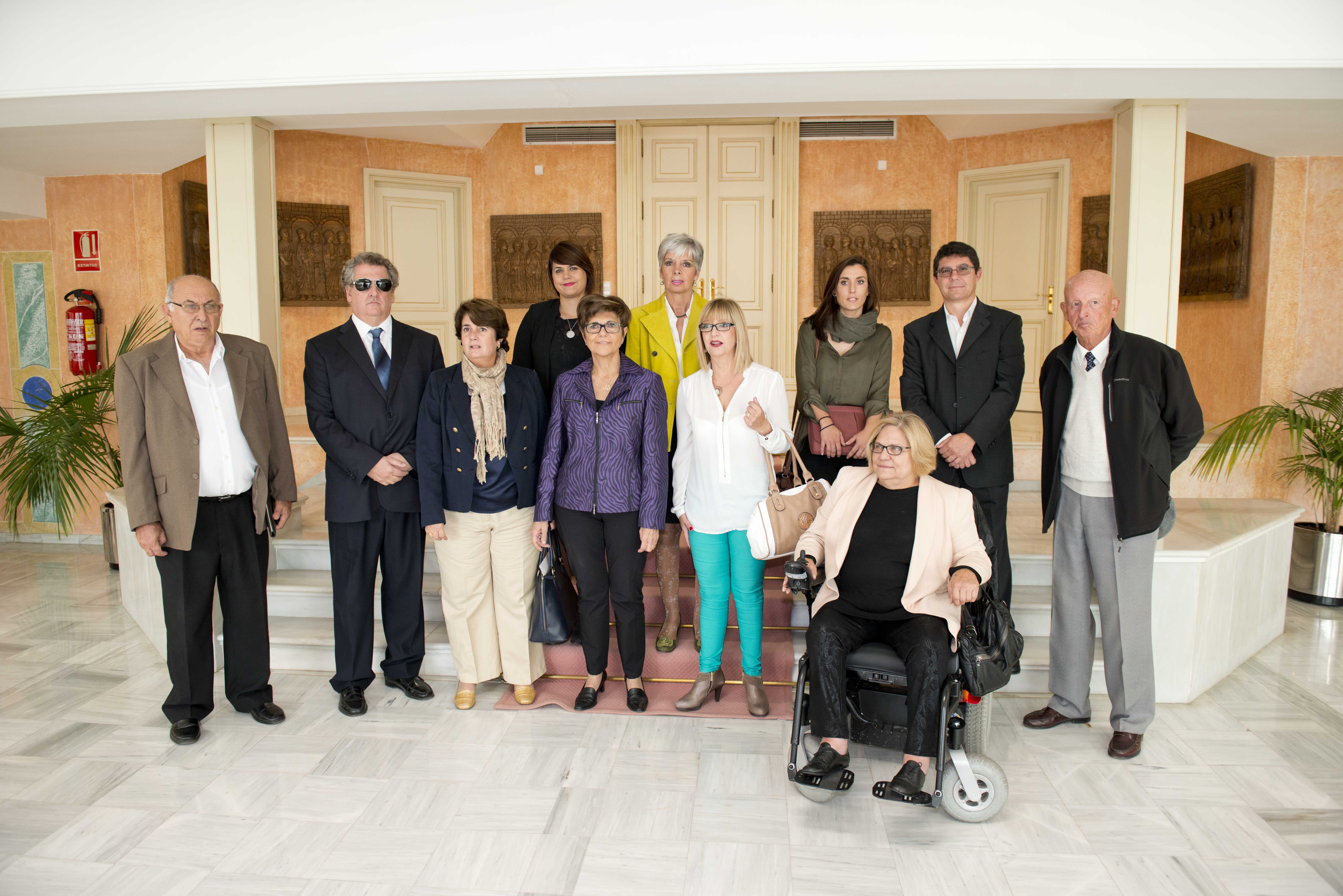 La presidenta de la Asamblea Regional, Rosa Peñalver con los miembros del Comité Español de Representantes de Personas con Discapacidad de la Región de Murcia.