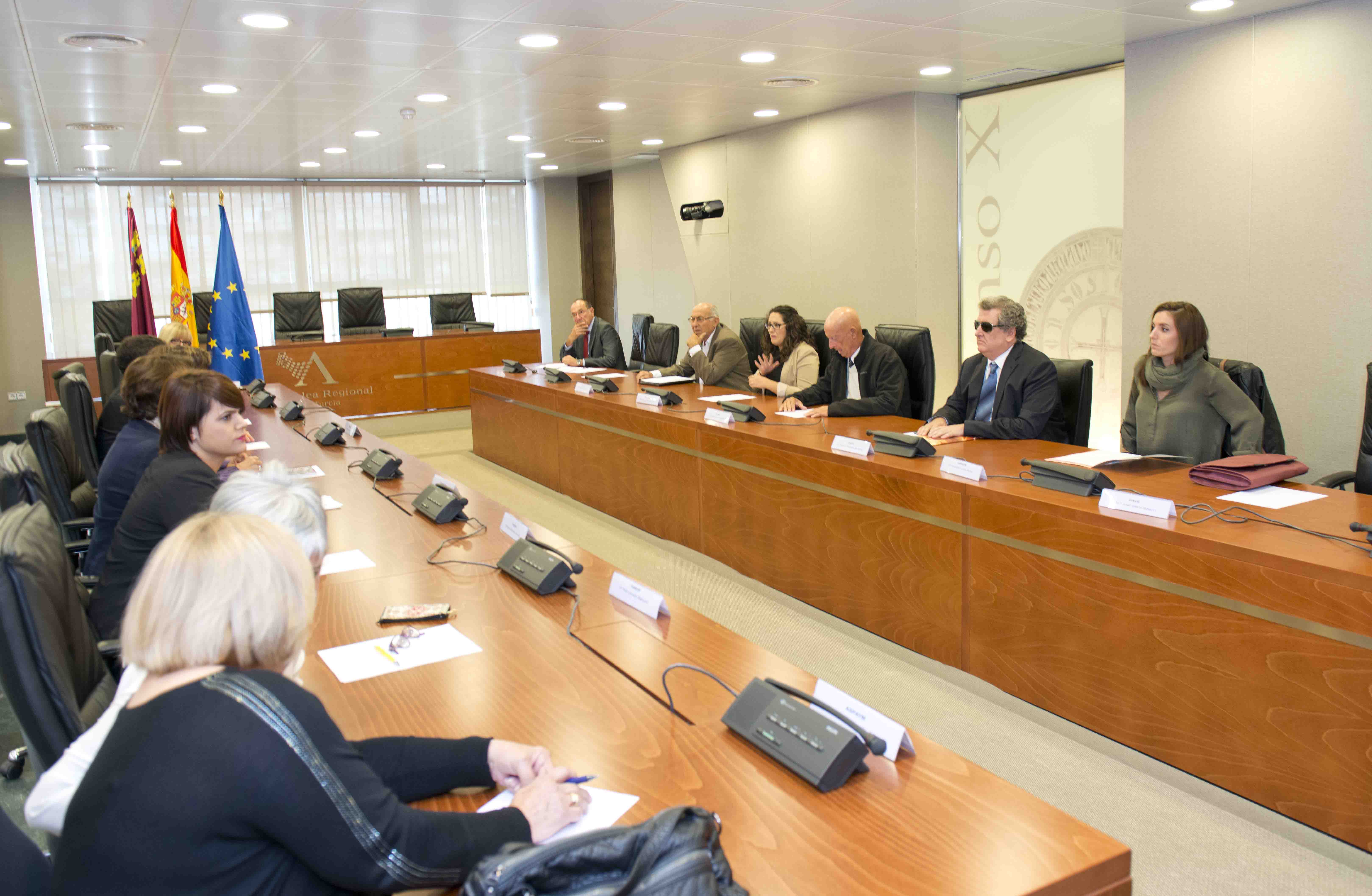 La presidenta de la Asamblea Regional, Rosa Peñalver con los miembros del Comité Español de Representantes de Personas con Discapacidad de la Región de Murcia.