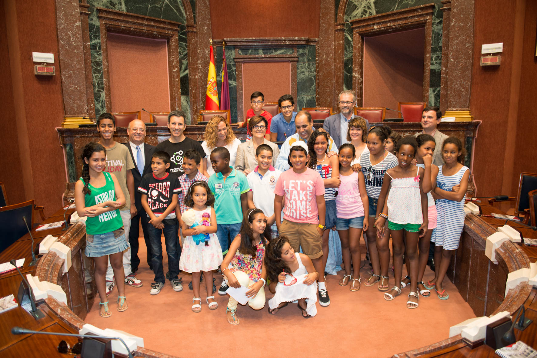 Foto de familia con los niños saharauis del programa "Vacaciones en paz"
