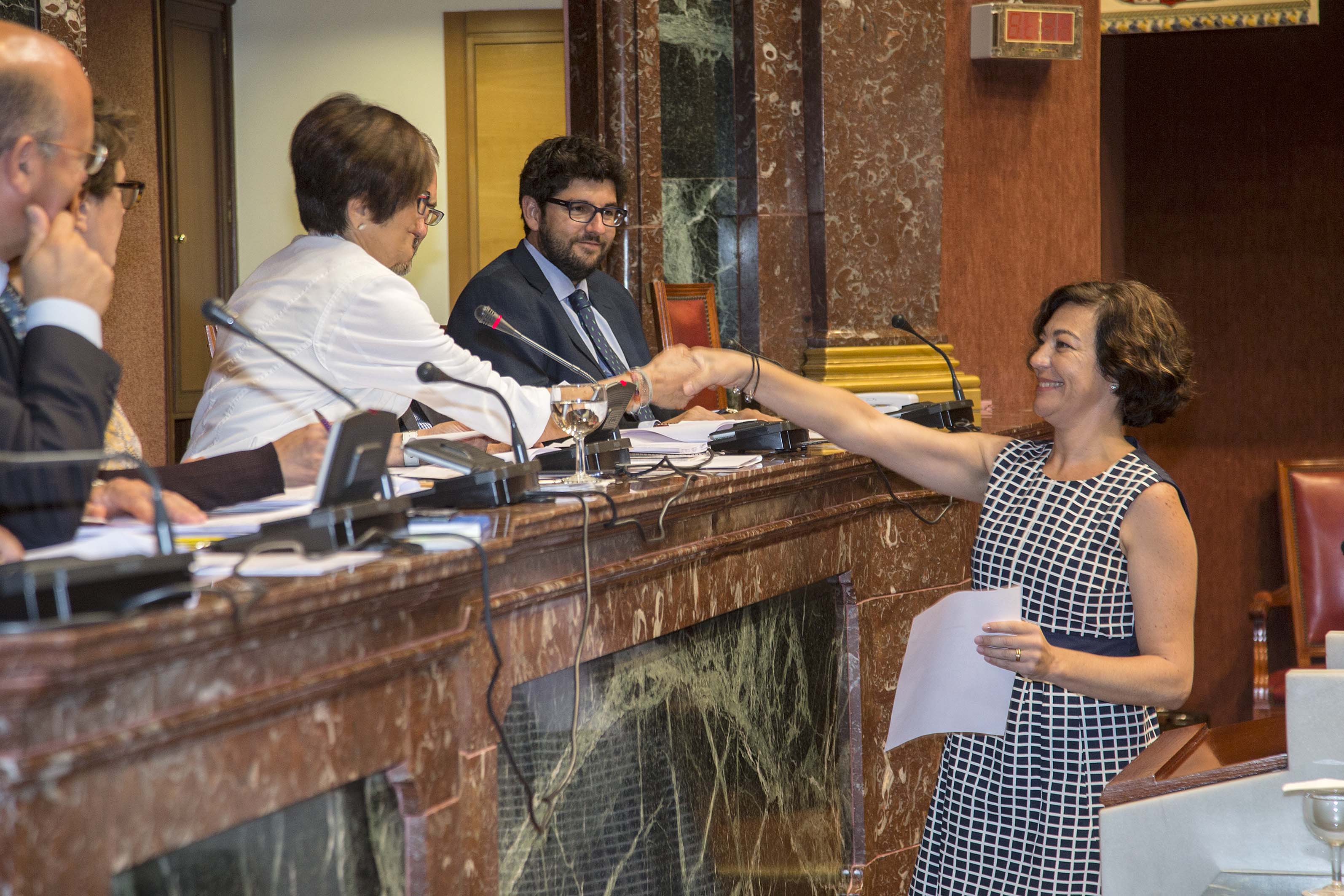 Severa Gonzalez recibe la credencial de senador autonómico de manos de la Presidenta de la Asamblea Regional de Murcia