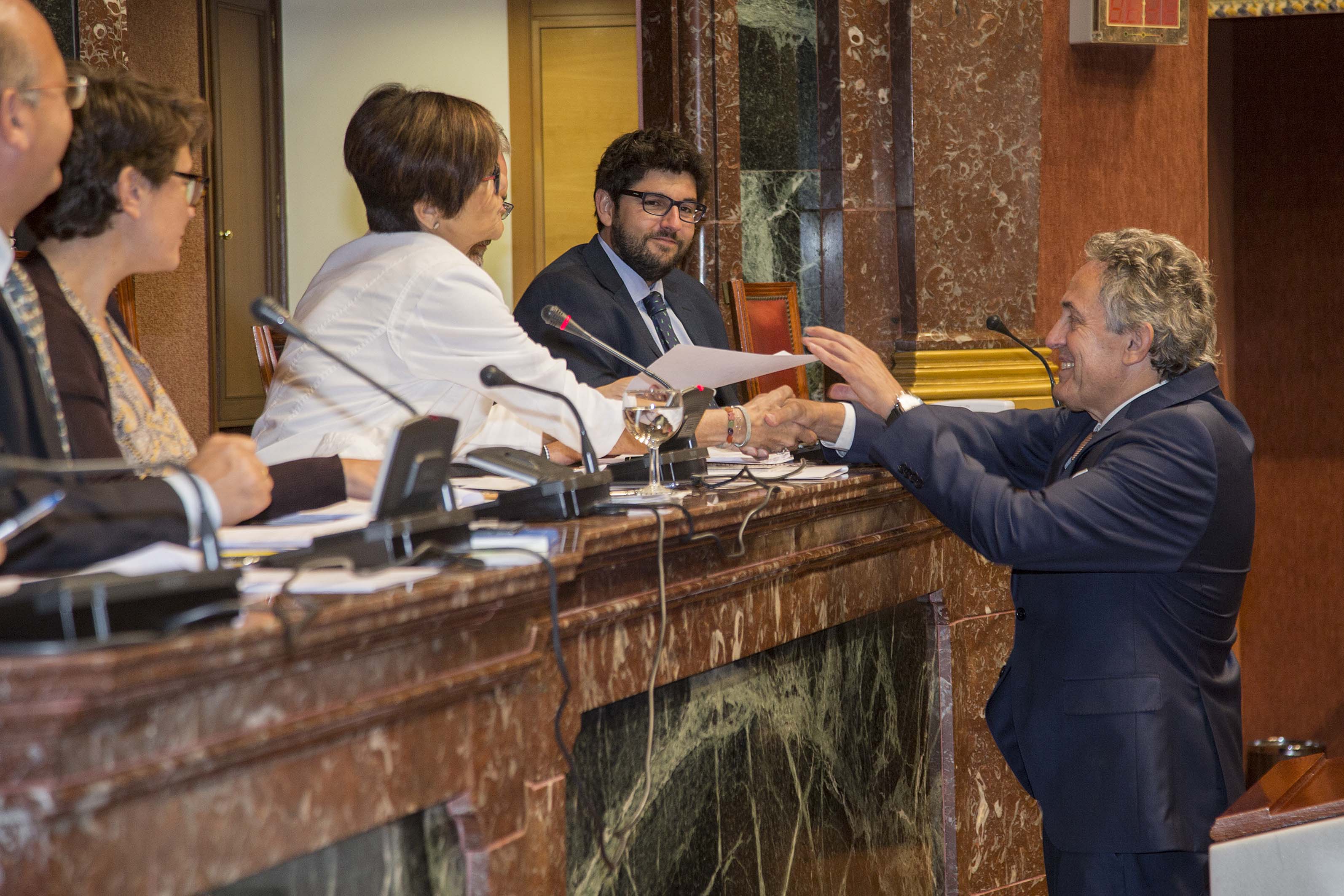 Francisco Oñate recibe la credencial de senador autonómico de manos de la Presidenta de la Asamblea Regional de Murcia