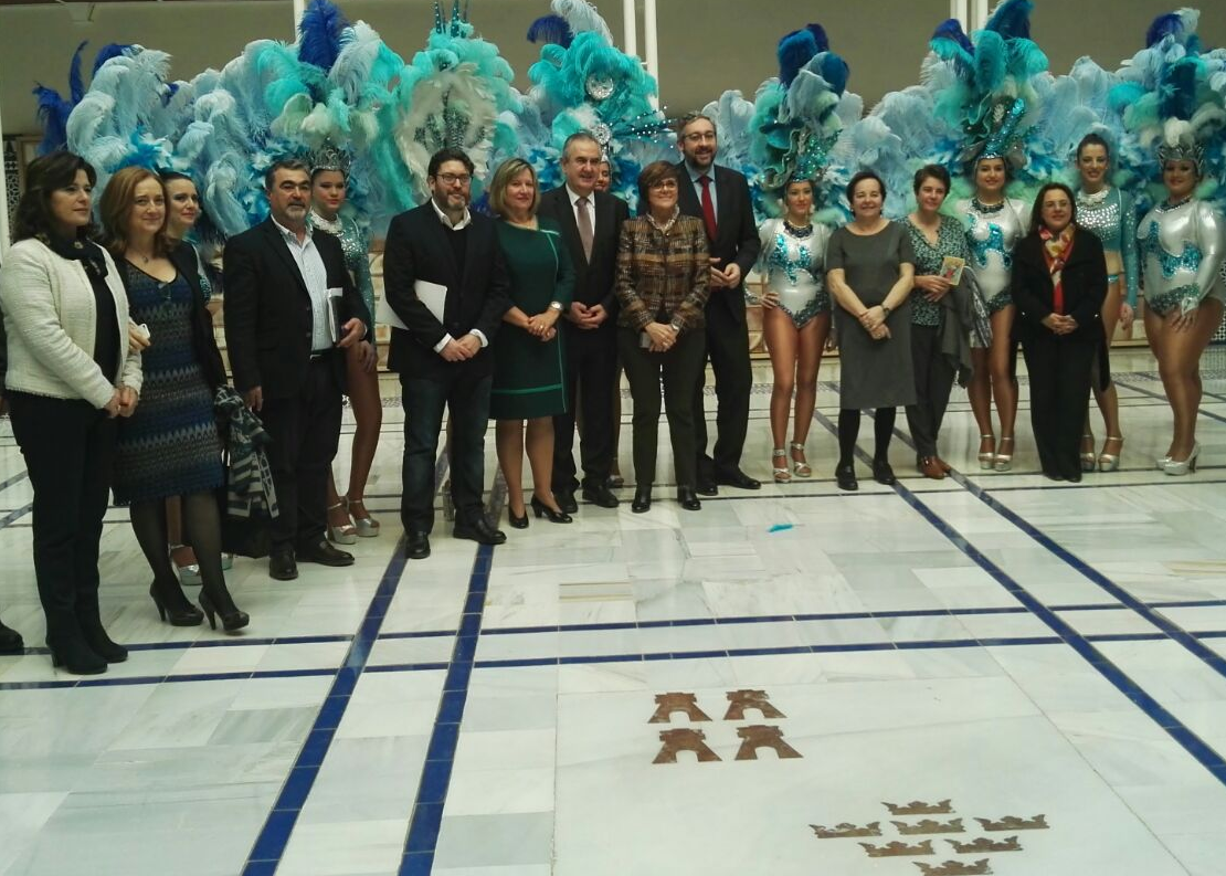 Integrantes de la comparsa Salgueiro, con la presidenta de la Asamblea y diputados regionales