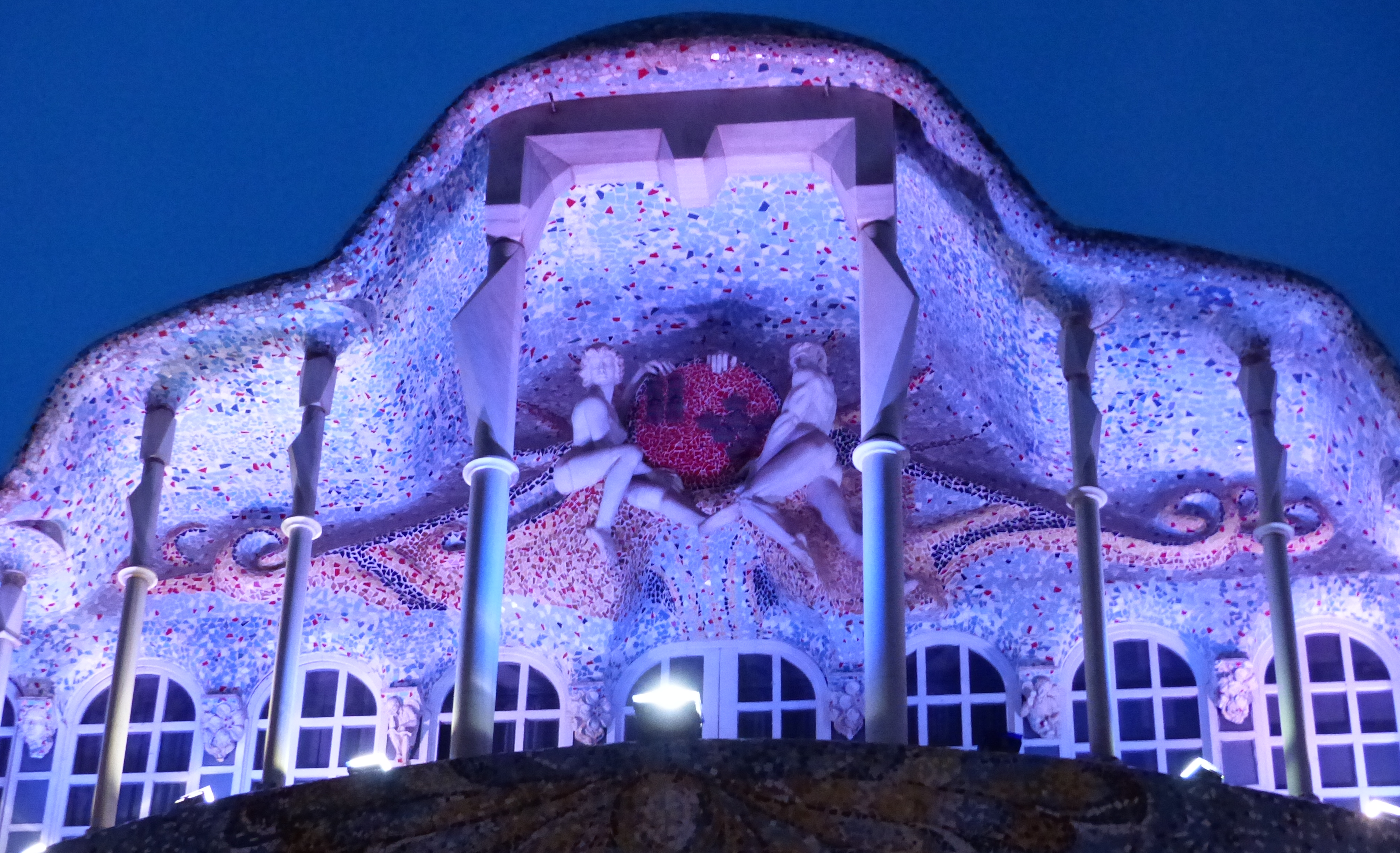 La Asamblea Regional se suma a la celebración del Día de Europa, iluminando de azul su fachada y manteniendo izada durante todo el día la bandera europea