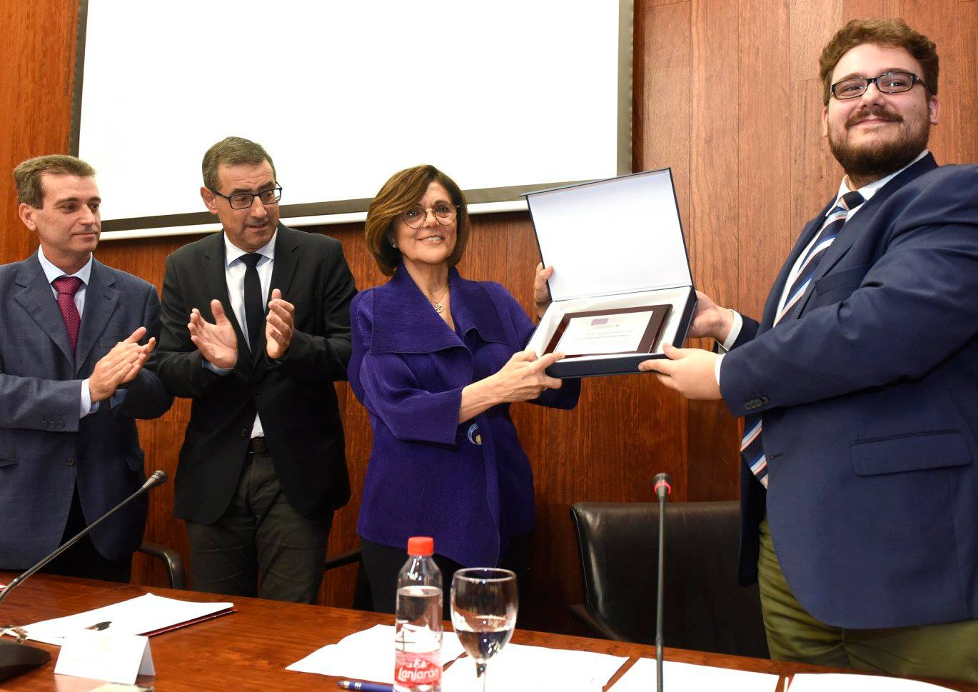 Rosa Peñalver, distinguida como primera socia de Honor del Club de Debate de la Universidad de Murcia