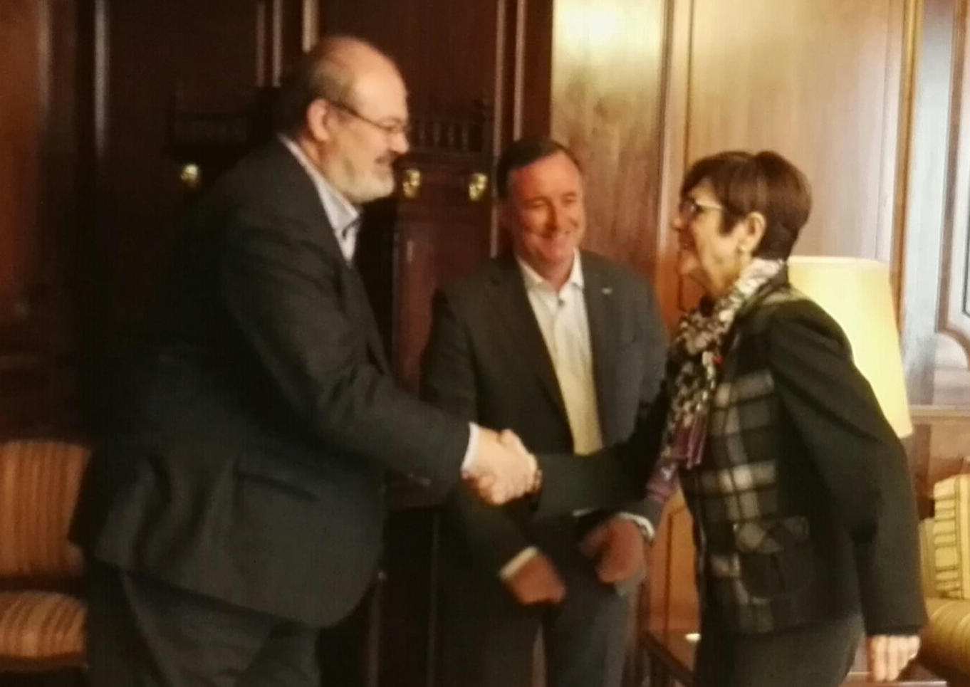 Rosa Peñalver junto al decano y vicedecano del Colegio de Ingenieros Técnicos de Obras Públicas e Ingenieros Civiles de la Región de Murcia