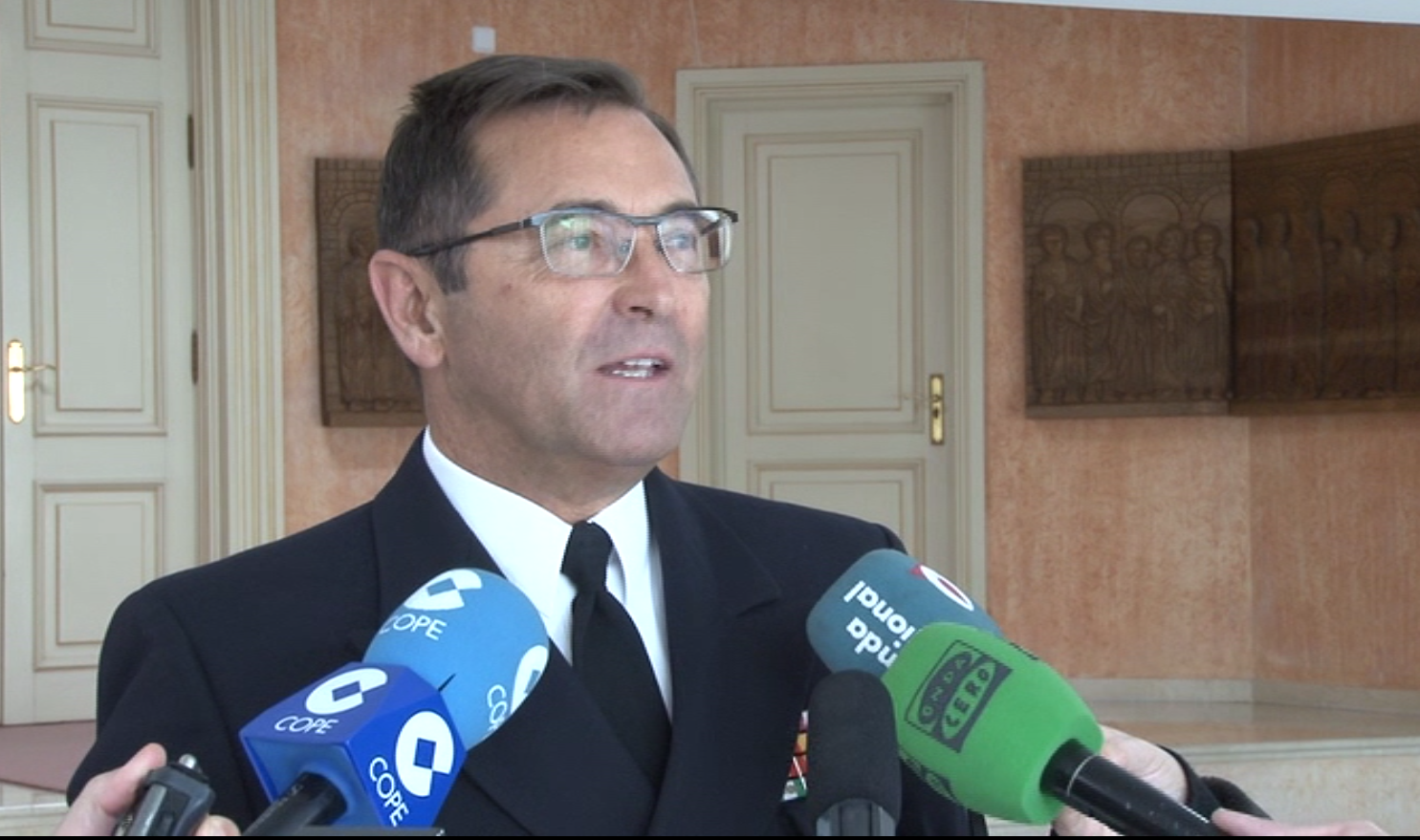 El Almirante de Acción Marítima (Almart), el vicealmirante Manuel de la Puente Mora Figueroa, se ha despedido hoy de la presidenta de la Asamblea, Rosa Peñalver