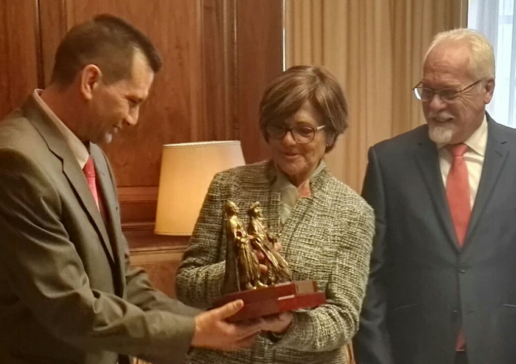 Rosa Peñalver ha recibido al alcalde de Abanilla, Ezequiel Alonso, y al presidente de la Federación de Moros y Cristianos de Abanilla, Alfredo Deltell