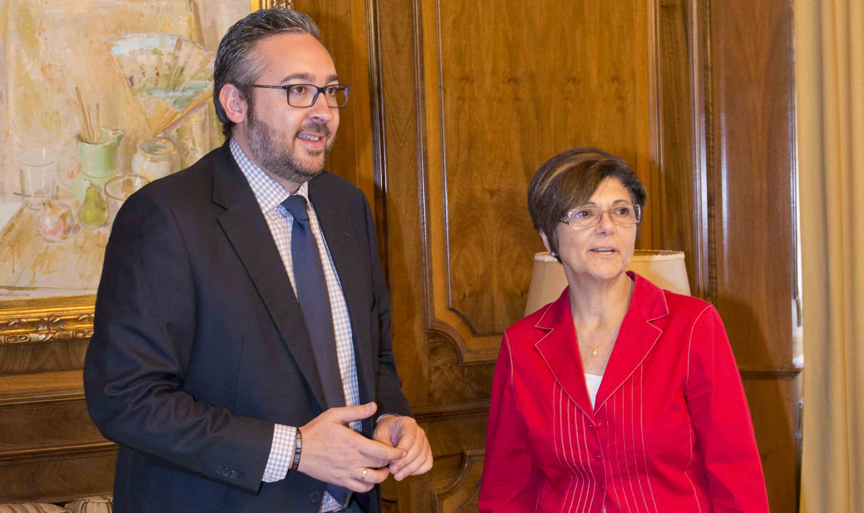 La presidenta de la Asamblea, Rosa Peñalver, con el portavoz del Grupo Parlamentario Popular, Víctor Manuel Martínez, en junio de 2015