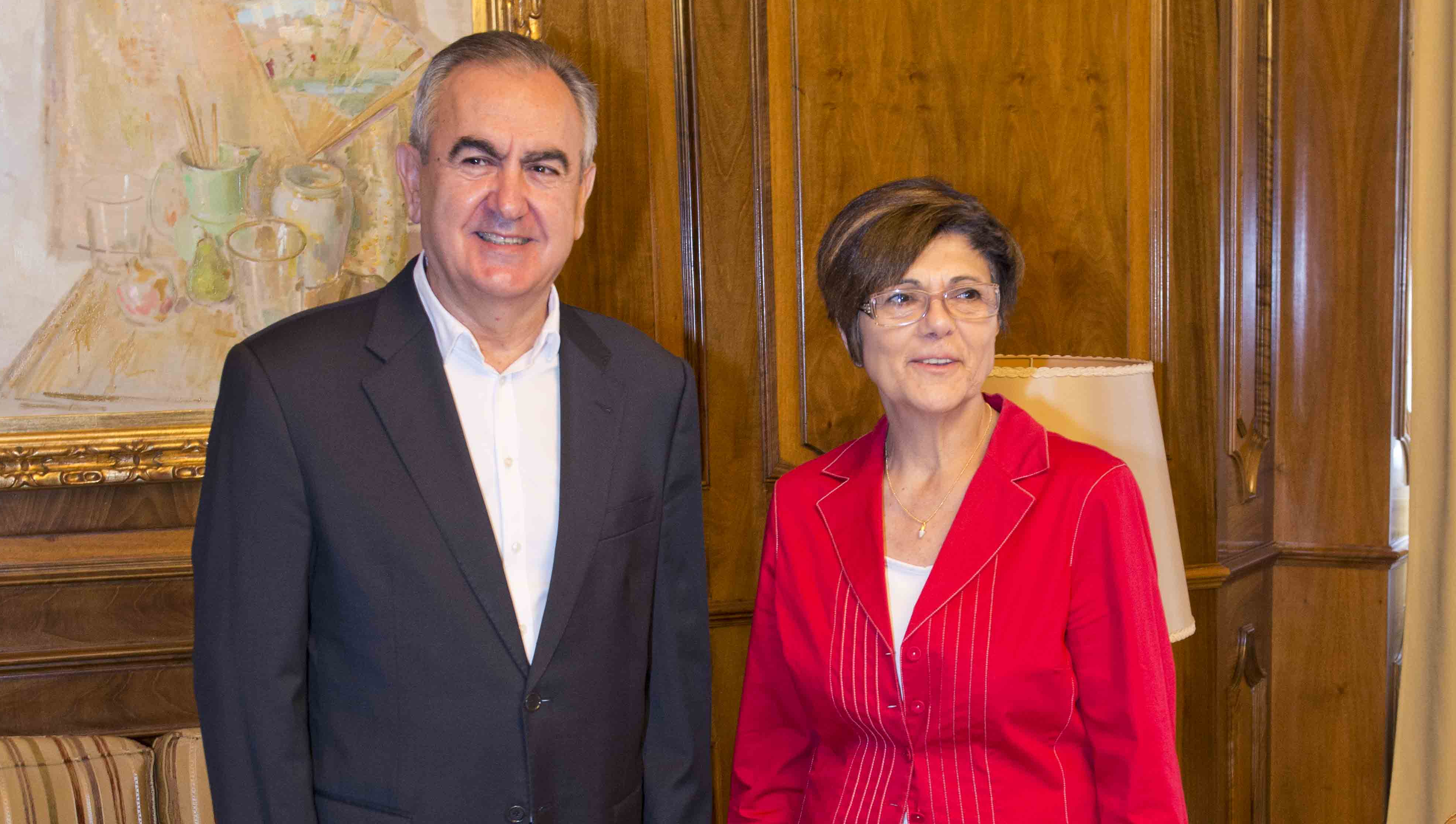 La presidenta de la Asamblea, Rosa Peñalver, con el portavoz del Grupo Parlamentario Socialista, Rafael González Tovar, en junio de 2015