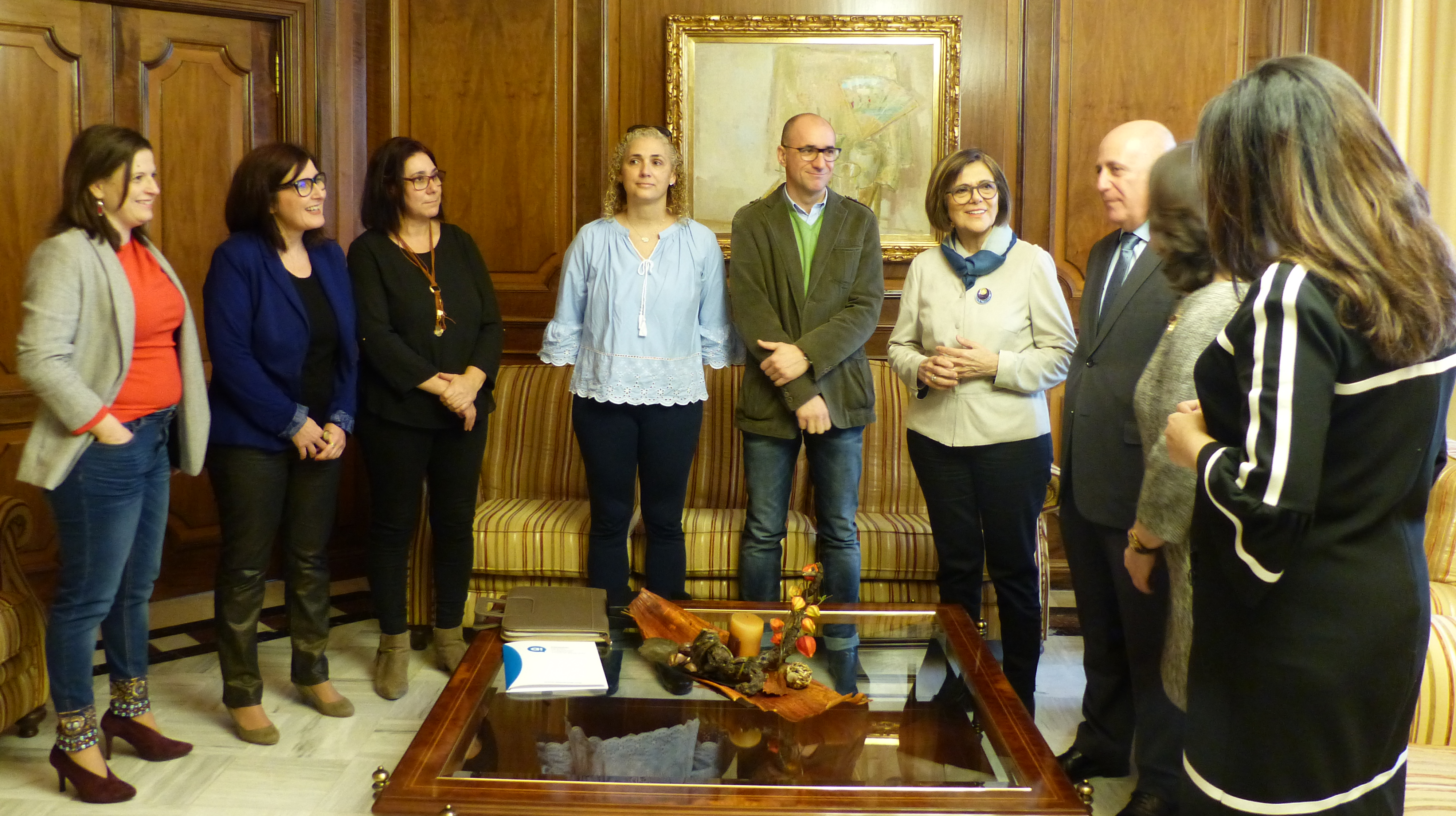 La presidenta de la Asamblea, Rosa Peñalver, con representantes de asociaciones de familias de personas sordas