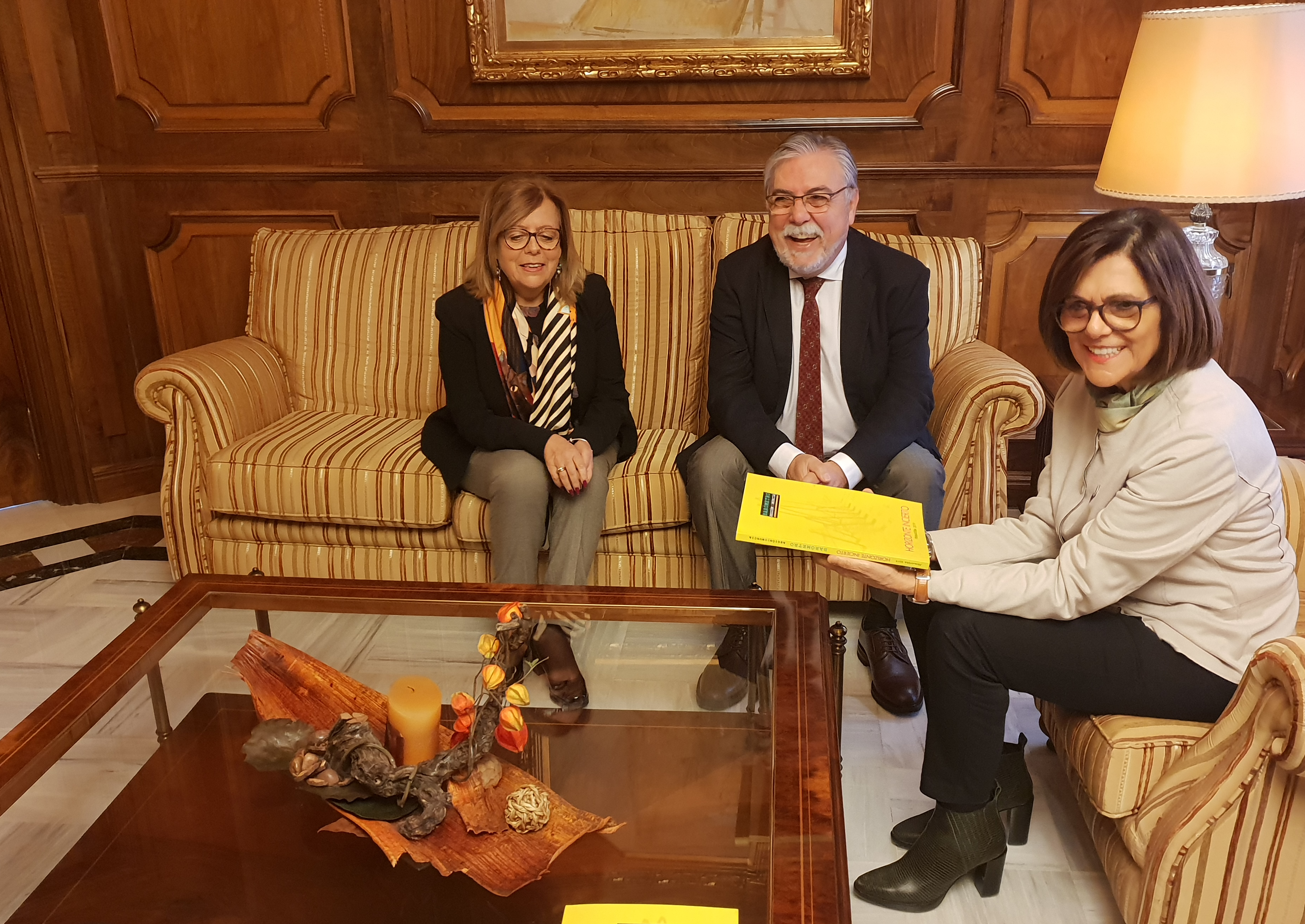 La presidenta de la Asamblea, Rosa Peñalver, recibe el Barómetro de Primavera del CEMOP