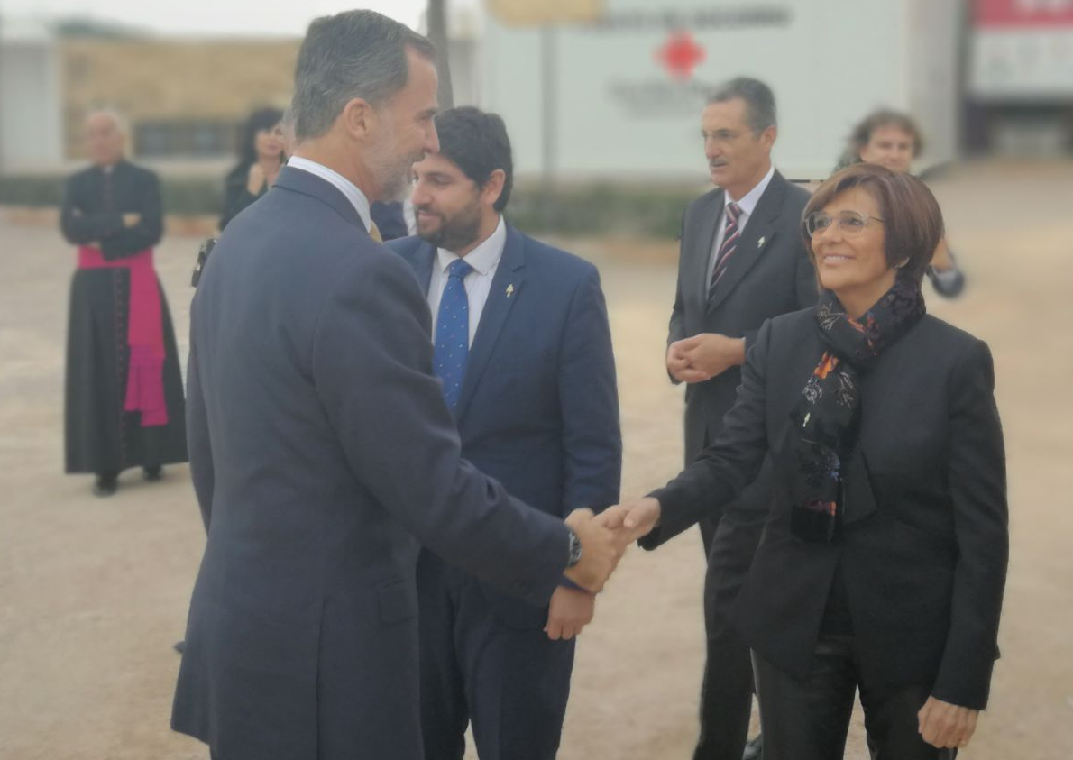 La presidenta de la Asamblea, Rosa Peñalver, saluda al Rey Felipe VI