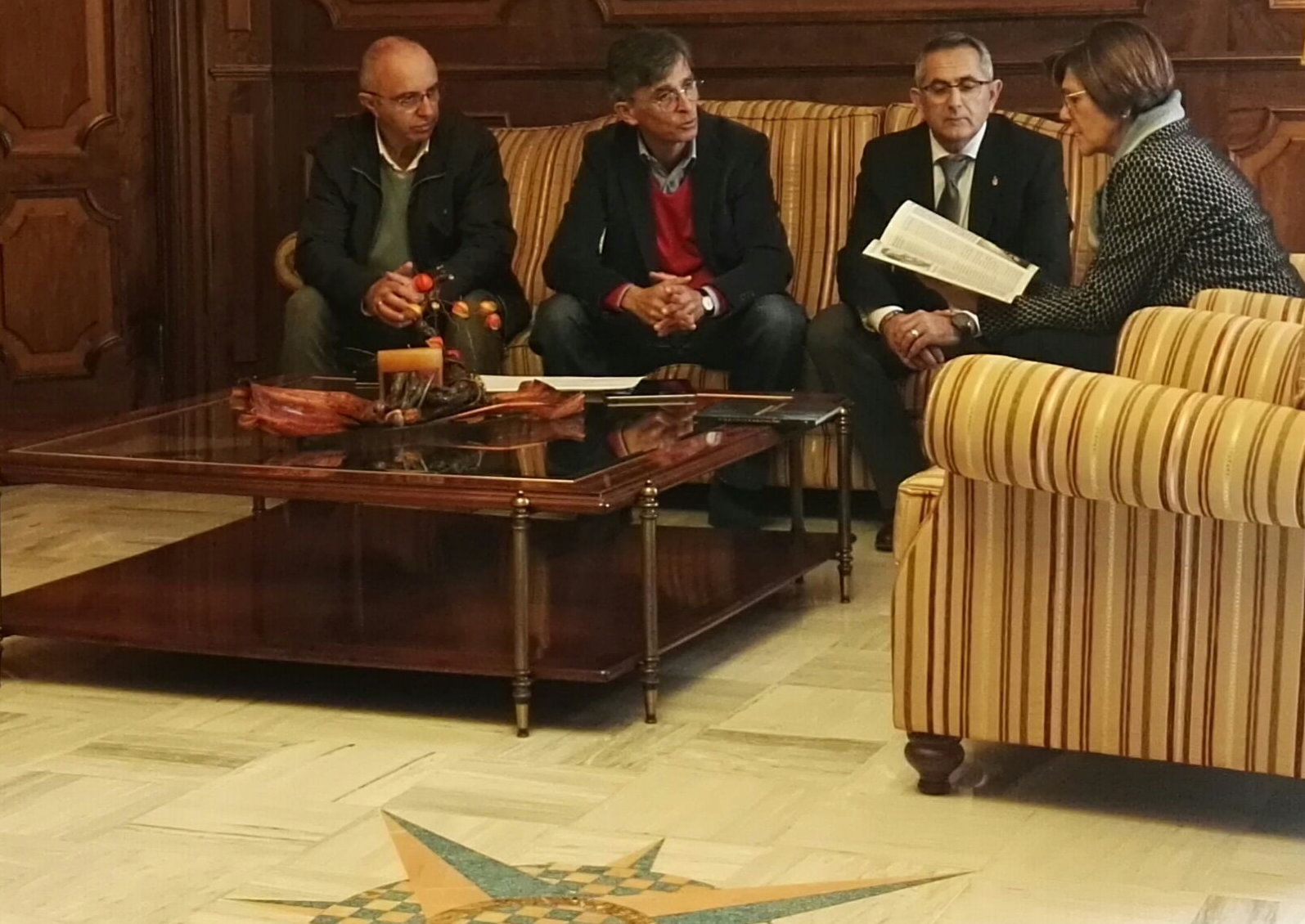 La presidenta de la Asamblea, Rosa Peñalver, ha recibido al alcalde de La Unión y a representantes del IES María Cegarra Salcedo