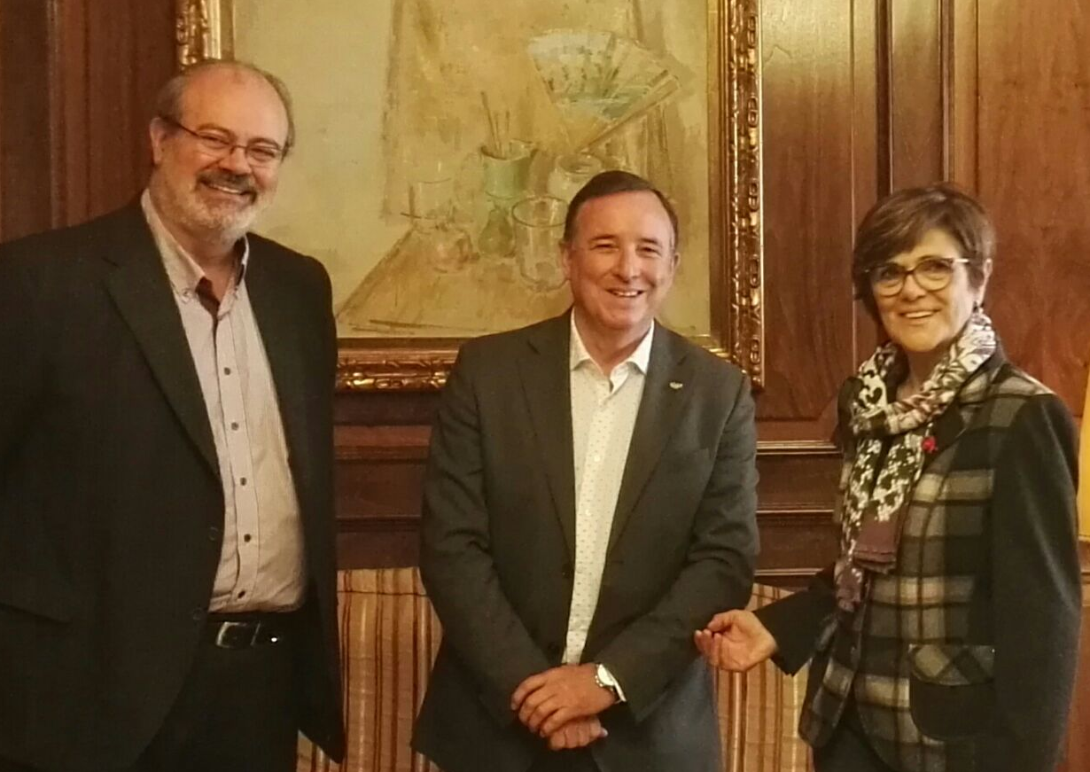 Rosa Peñalver junto al decano y vicedecano del Colegio de Ingenieros Técnicos de Obras Públicas e Ingenieros Civiles de la Región de Murcia