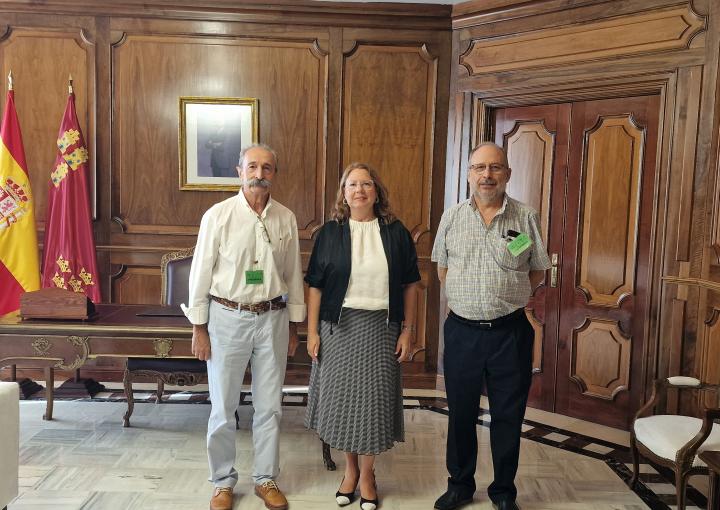 La presidenta de la Asamblea Regional de Murcia, Visitación Martínez, junto con Ángel Ferrández y Alberto Tárraga, presidente y vicepresidente respectivamente de la Academia de Ciencias de la Región de Murcia