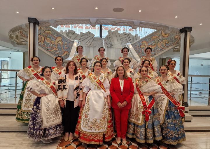 La Reina de la Huerta y su Corte de honor visitan la Asamblea Regional