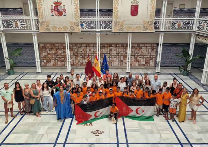 La Asamblea Regional de Murcia recibe a los menores saharauis del Programa “Vacaciones en Paz”
