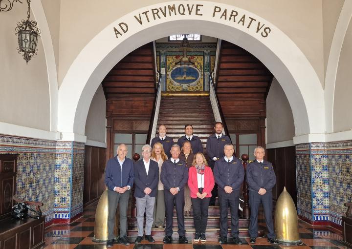 La Mesa de la Asamblea Regional visita el Arsenal y el submarino S-81 