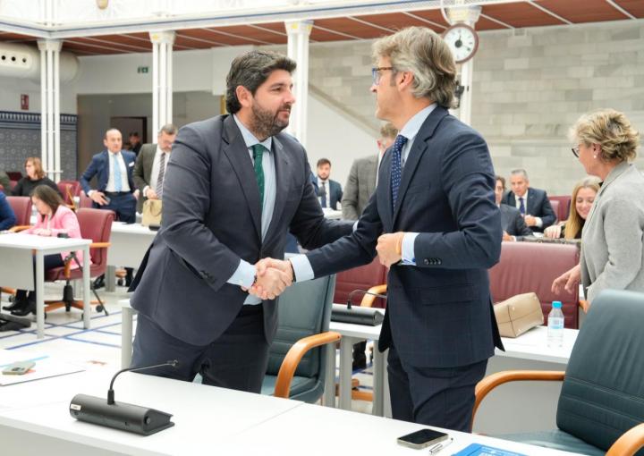 El presidente del Consejo de Gobierno, Fernando López Miras, felicita al consejero de Economía, Hacienda y Empresa, Luis Alberto Marín, tras la Sesión Plenaria El presidente del Consejo de Gobierno, Fernando López Miras, felicita al consejero de Economía, Hacienda y Empresa, Luis Alberto Marín, tras la Sesión Plenaria